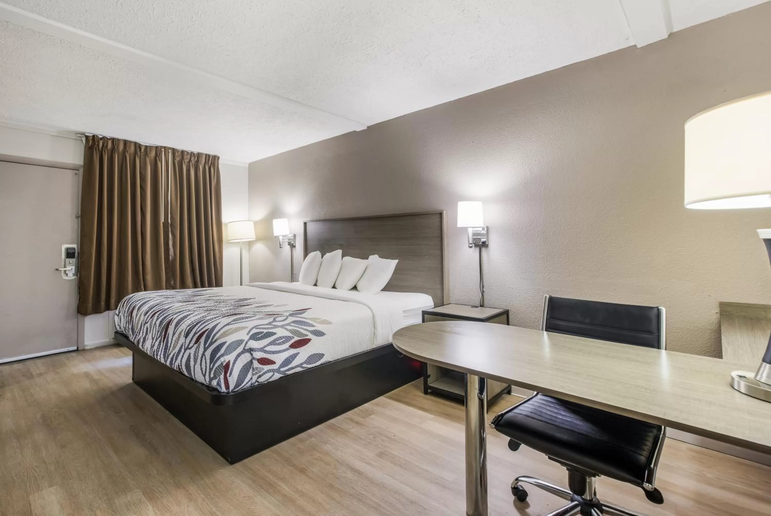 Bedroom, Bed in Red Roof Inn Savannah - Richmond Hill I-95