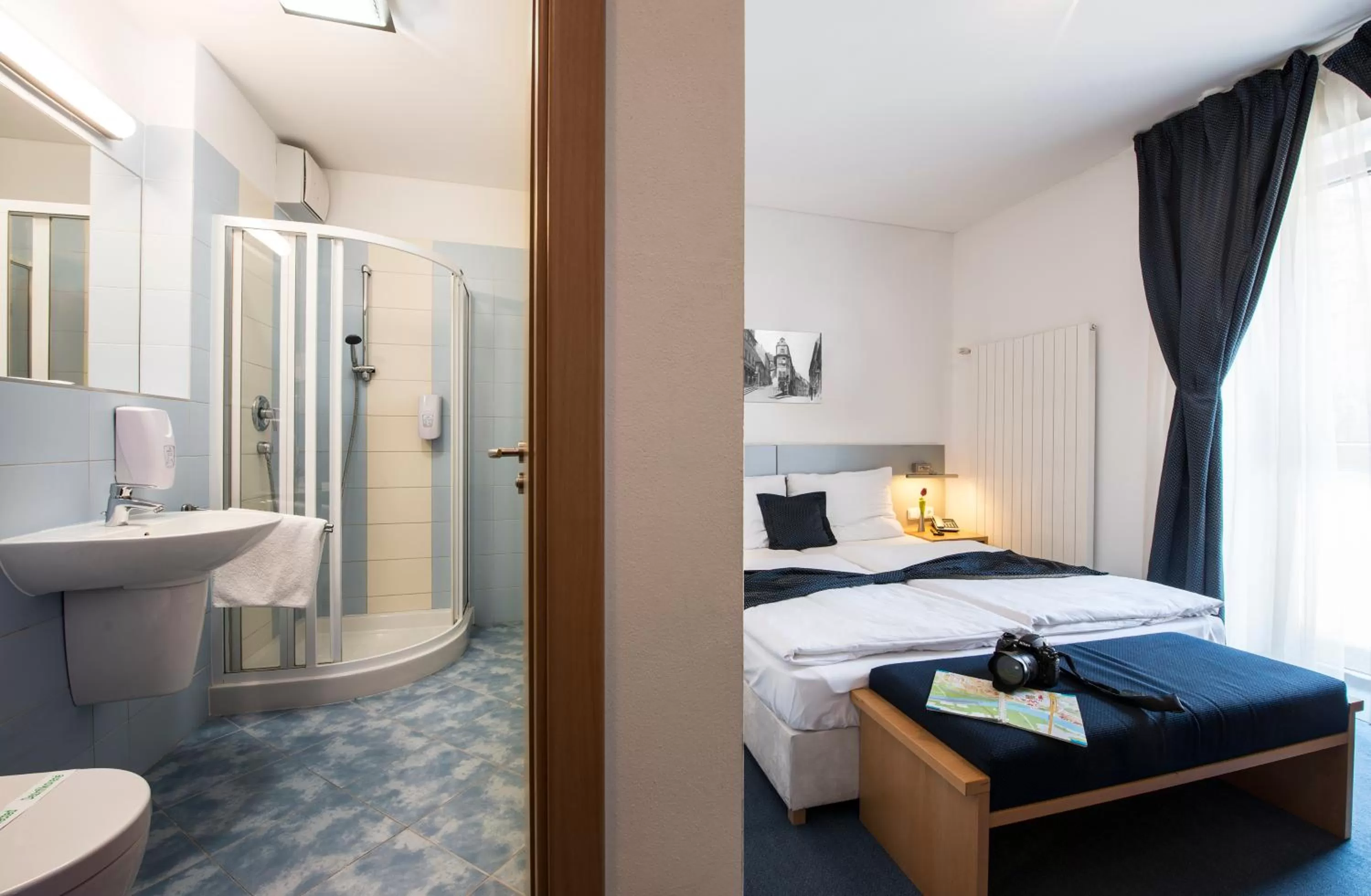 Shower, Bed in Felicity Garni Hotel