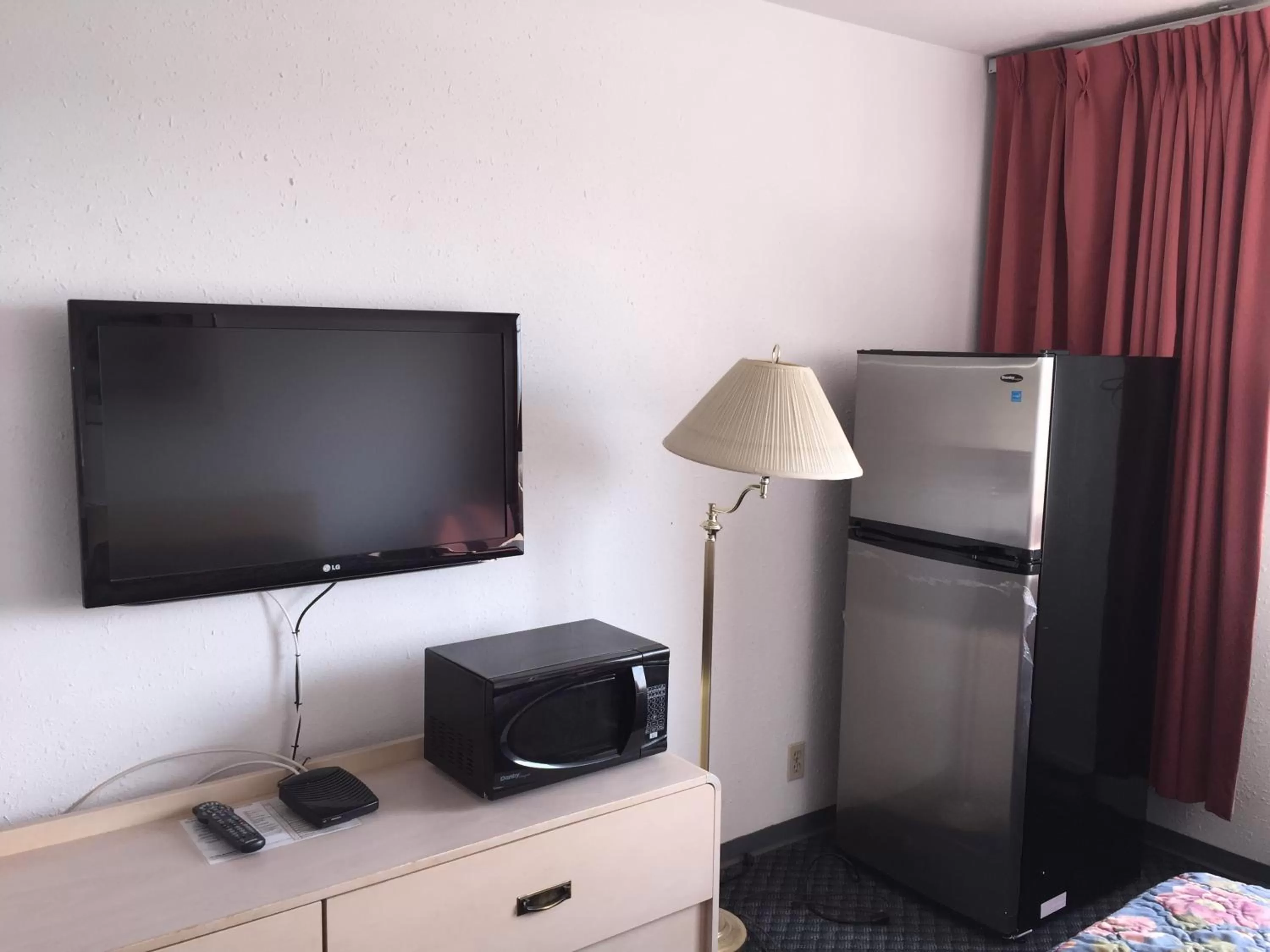 Bedroom, TV/Entertainment Center in DC Lodge