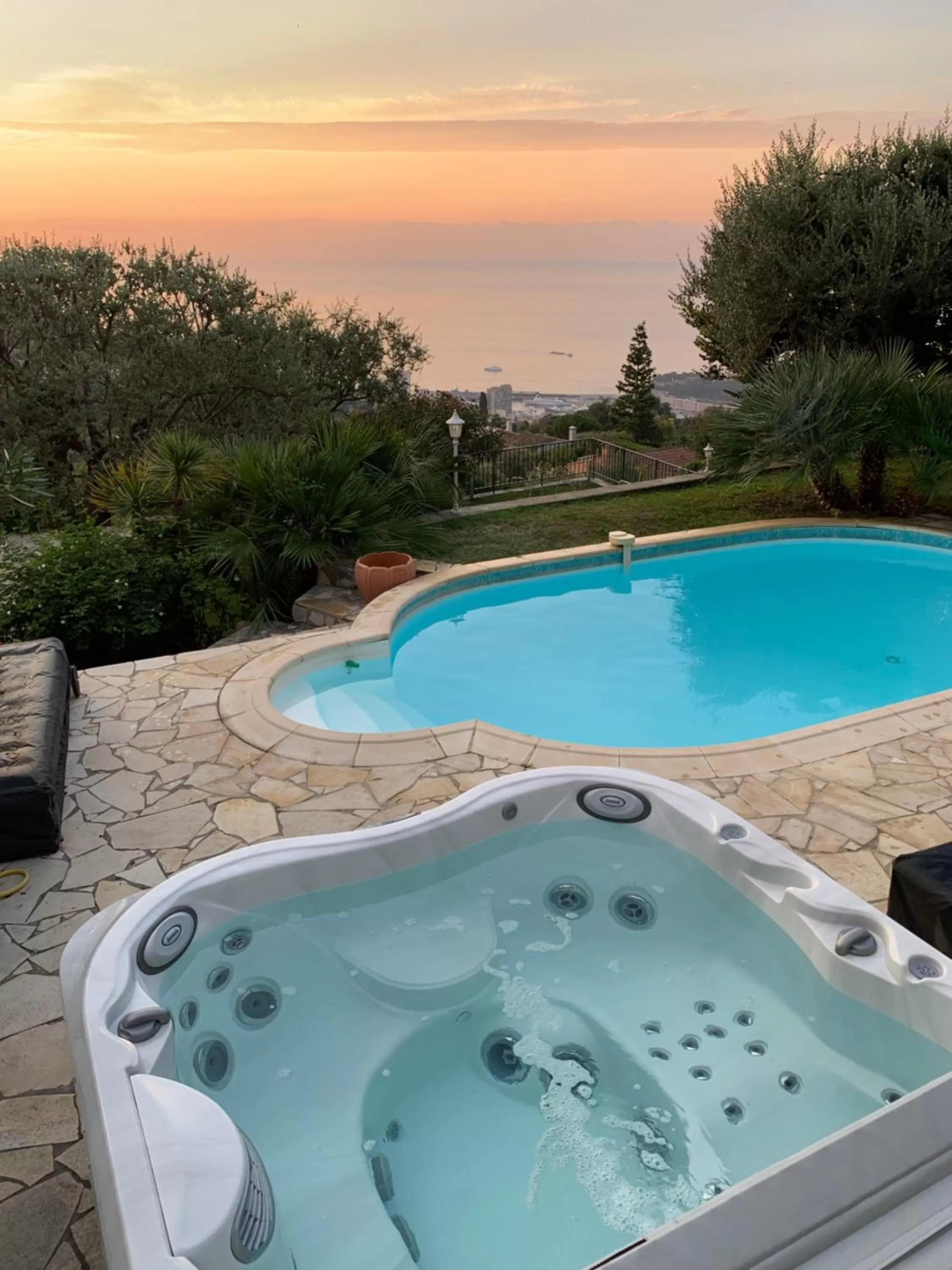 Hot Tub in Monte Carlo View and Spa
