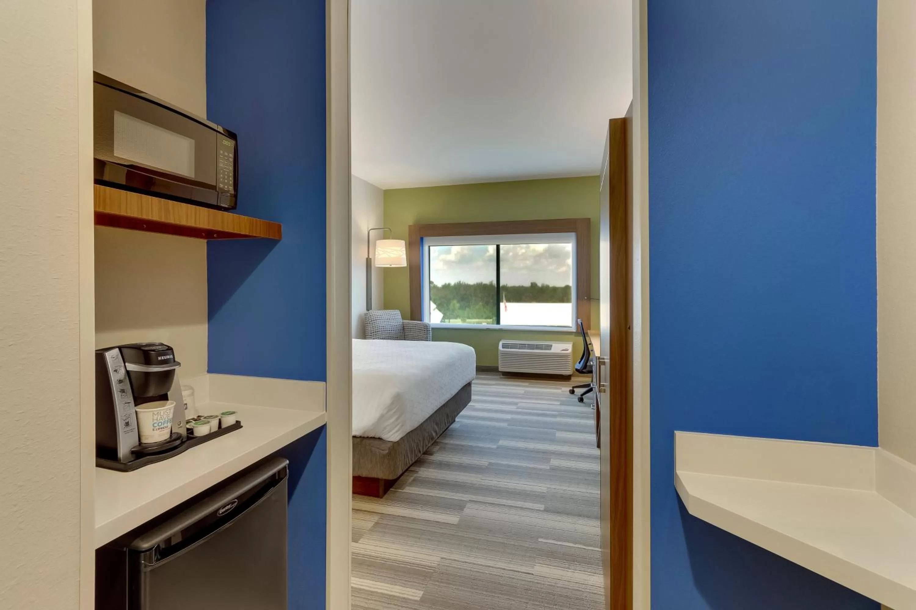 Photo of the whole room, Bed in Holiday Inn Express - Wilmington - Porters Neck by IHG