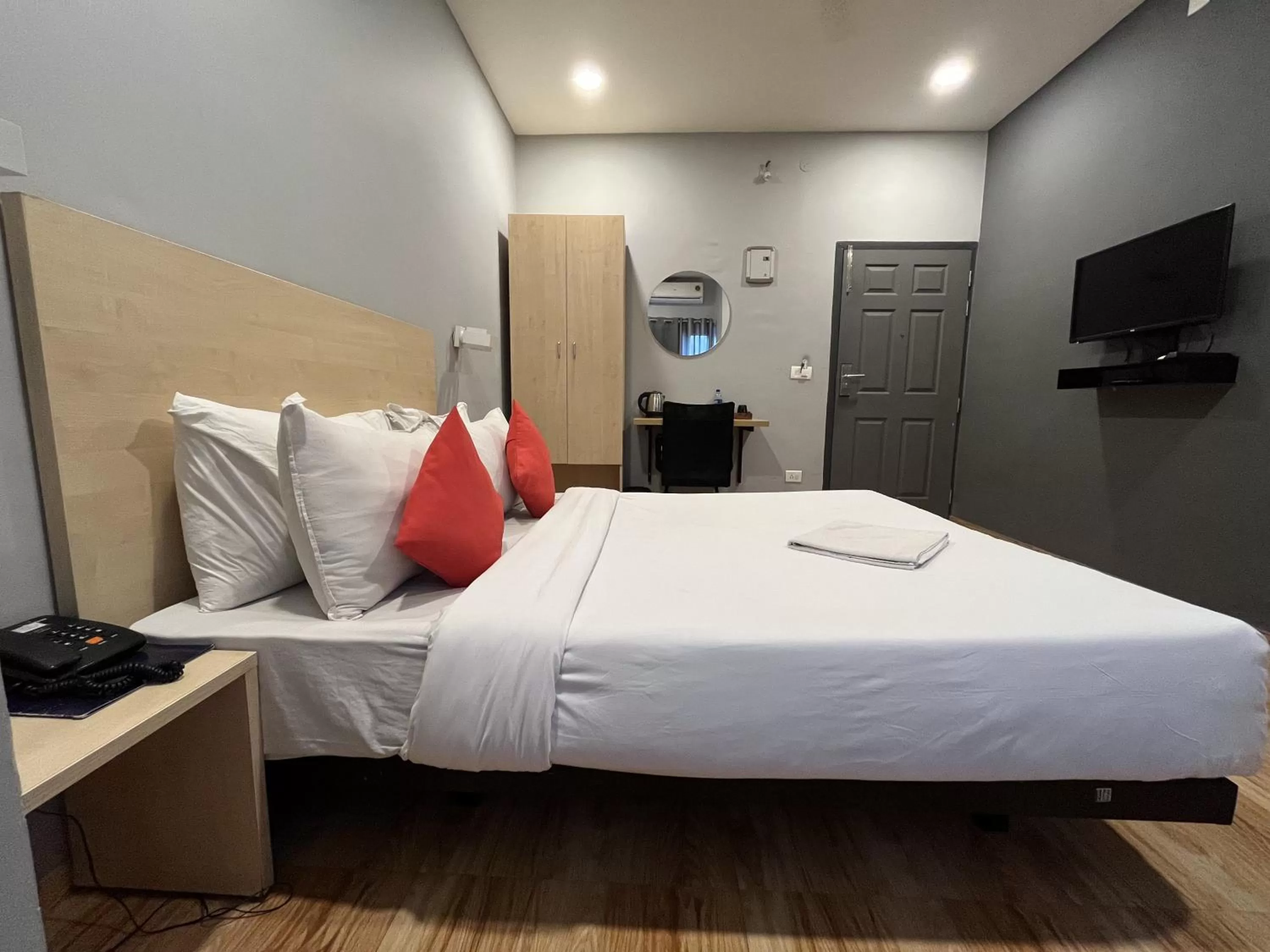 Communal lounge/ TV room, Bed in Hotel Zen Garden