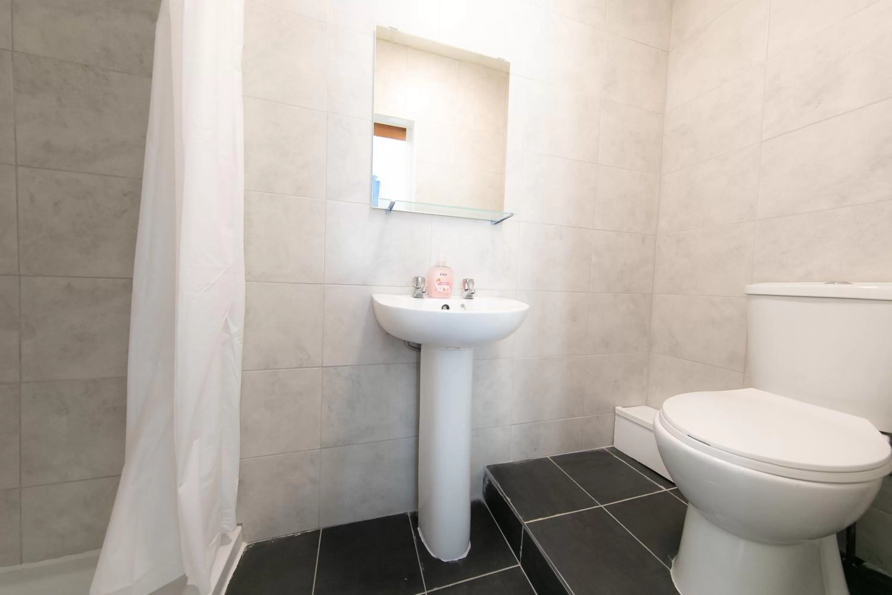 Bathroom in The New Apollo Hotel