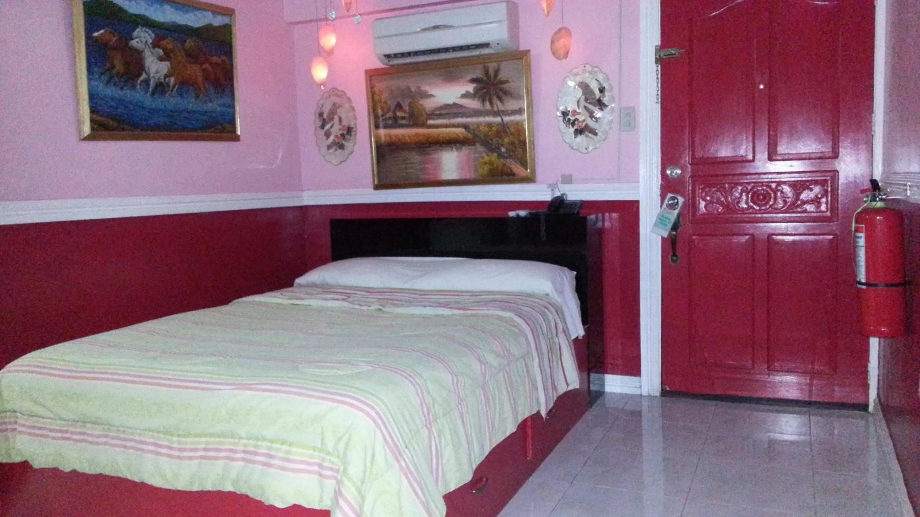 Bed in Kokomos Hotel and Restaurant