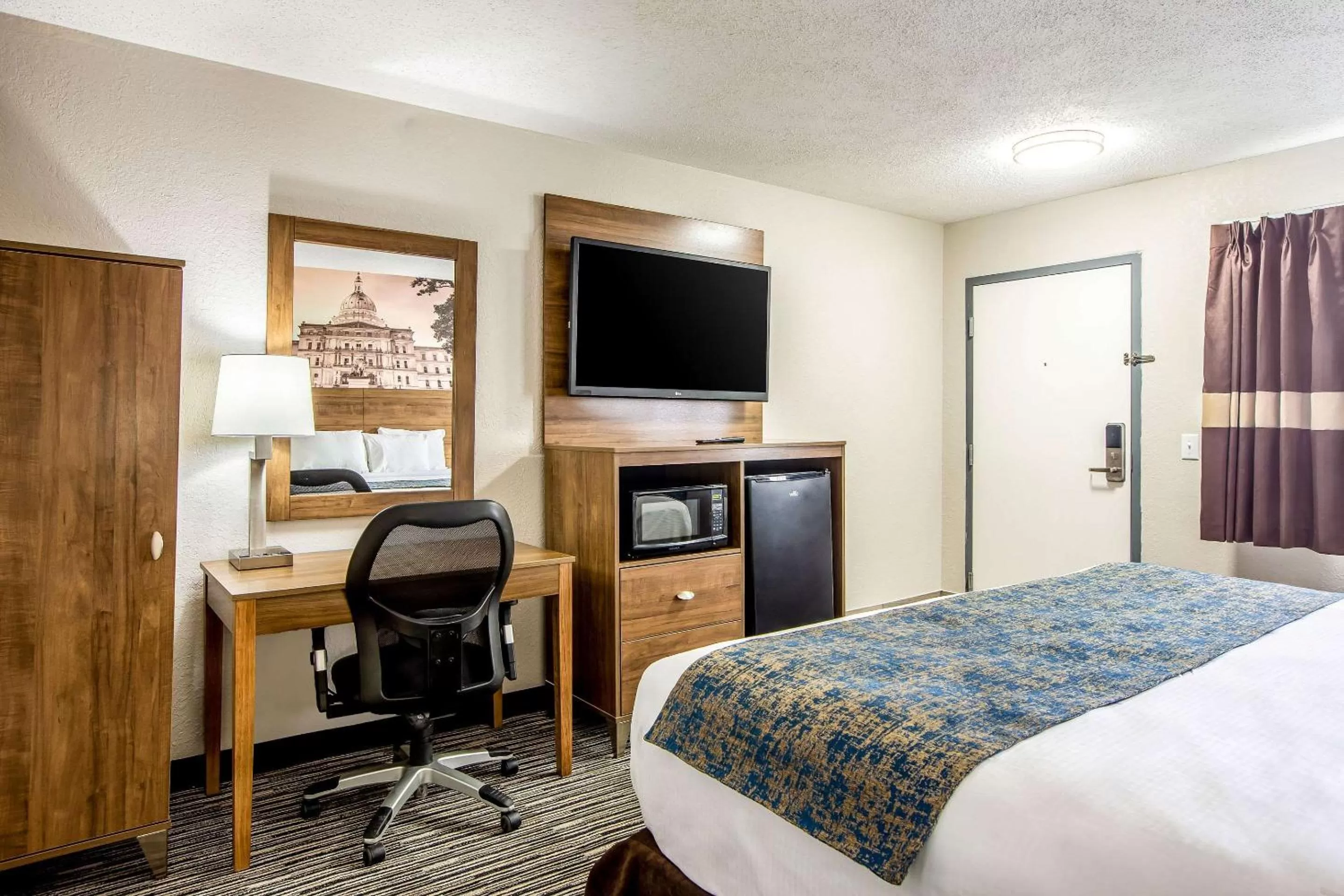 Photo of the whole room, Bed in Clarion Pointe East Lansing University Area