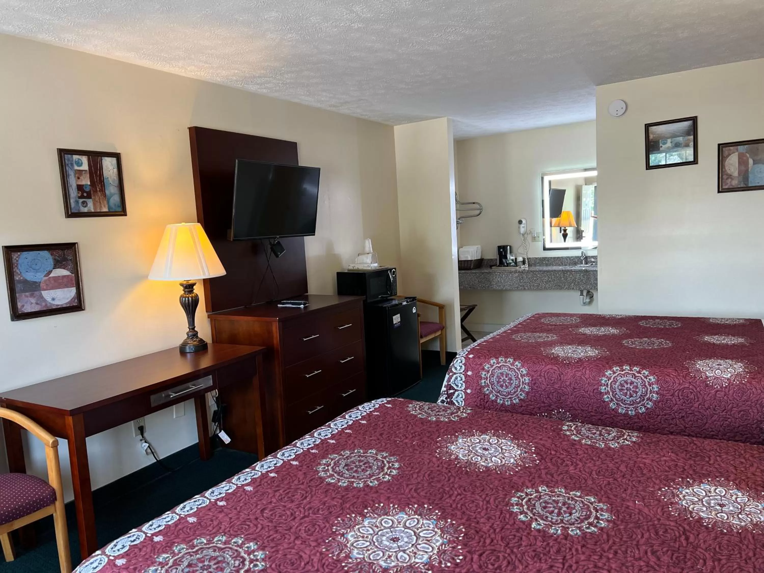 Bed in Surry Inn - Dobson - I-77 - Exit 93