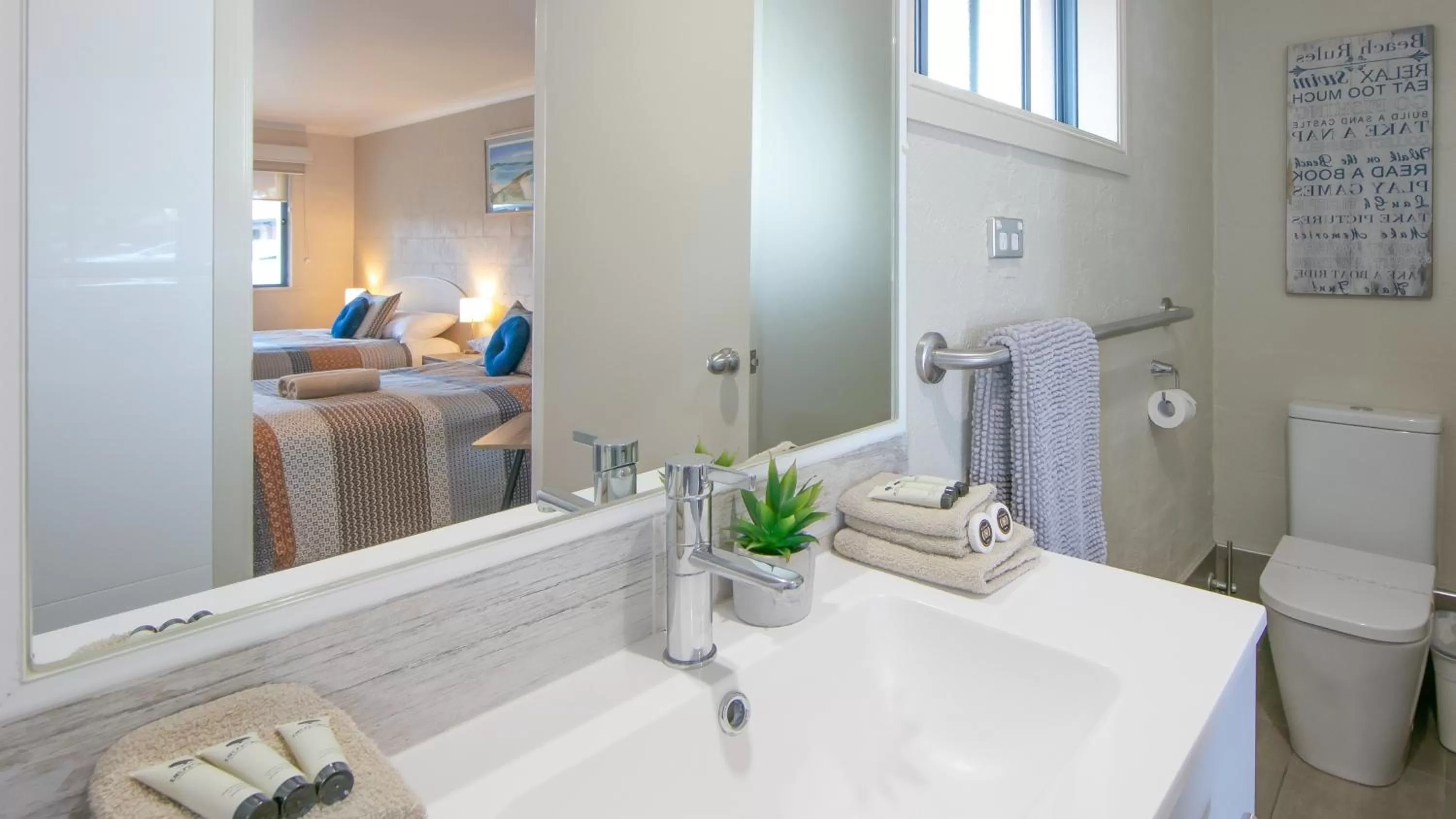 Toilet in Yamba Twin Pines Motel