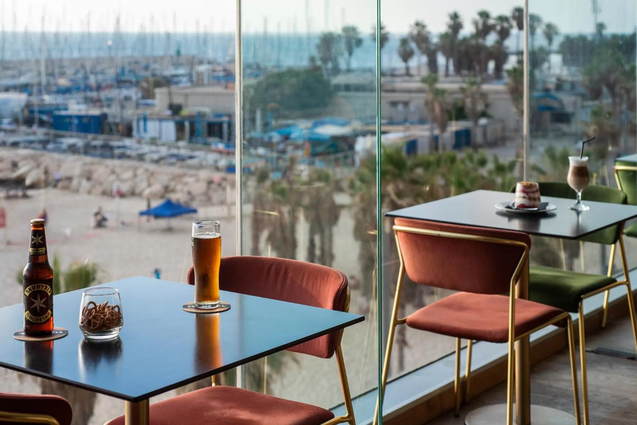 Food and drinks in Crowne Plaza Tel Aviv Beach by IHG
