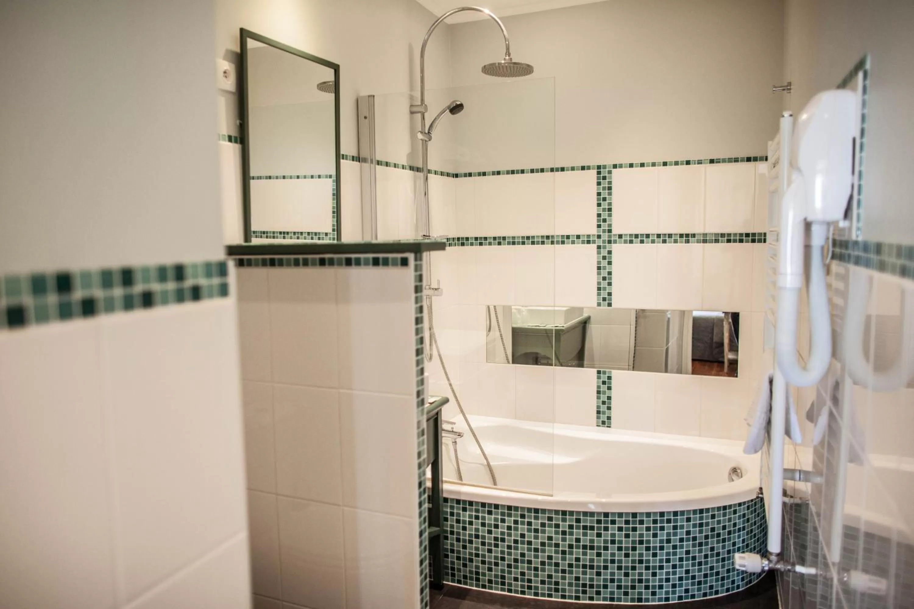 Bathroom in Hôtel Henri IV