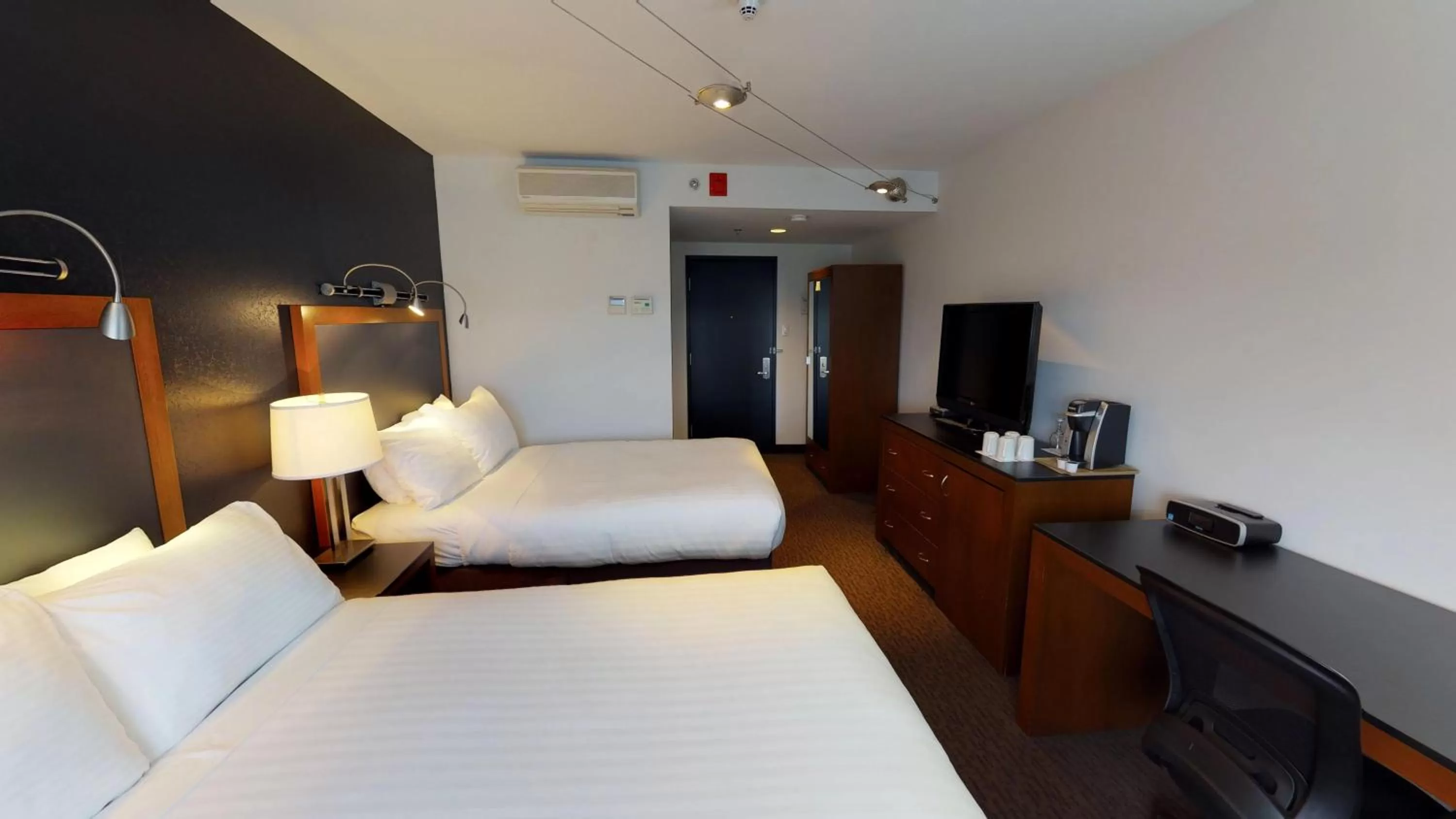 Photo of the whole room, Bed in Riotel Matane