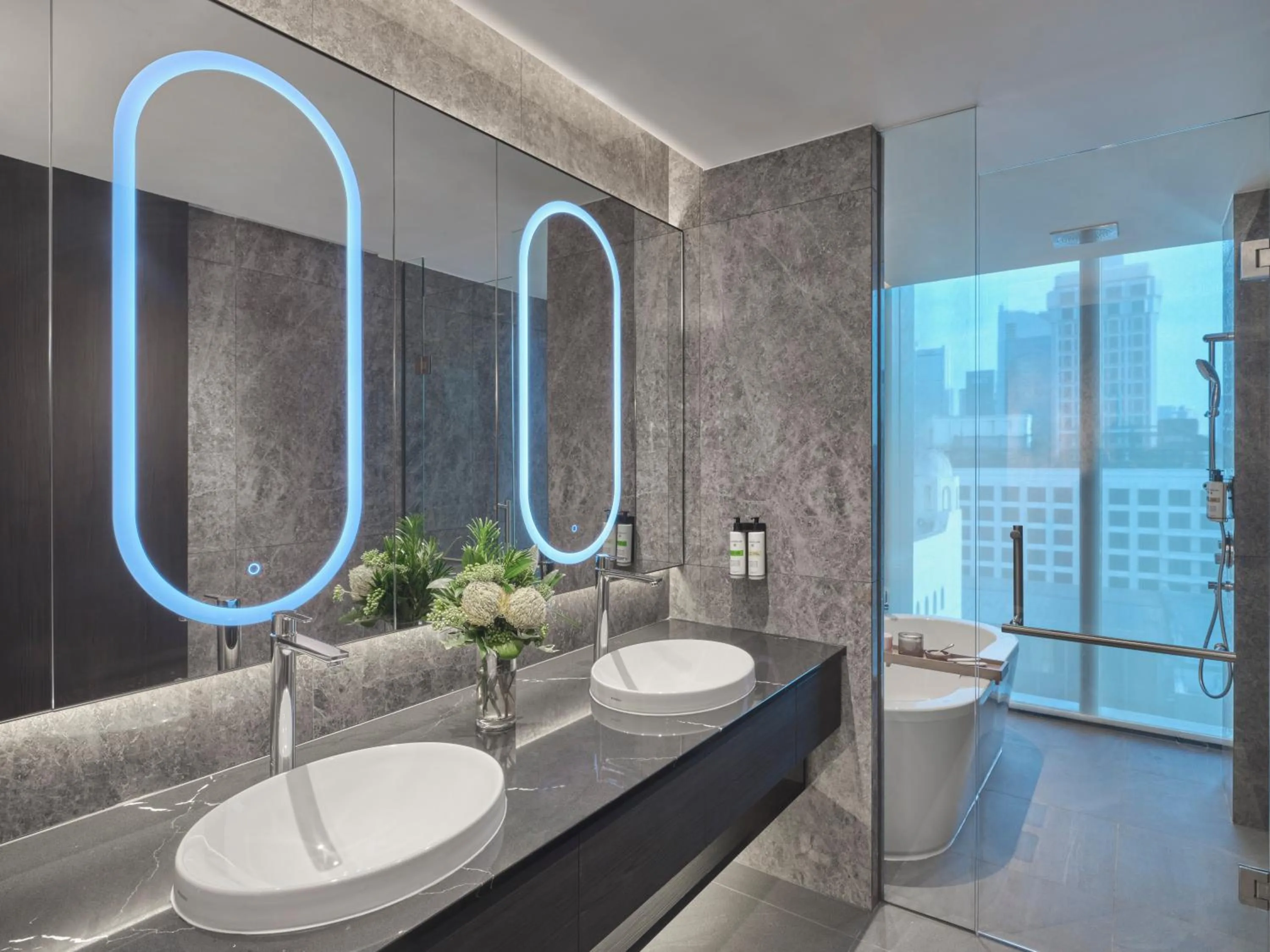 Shower in Pullman Singapore Hill Street