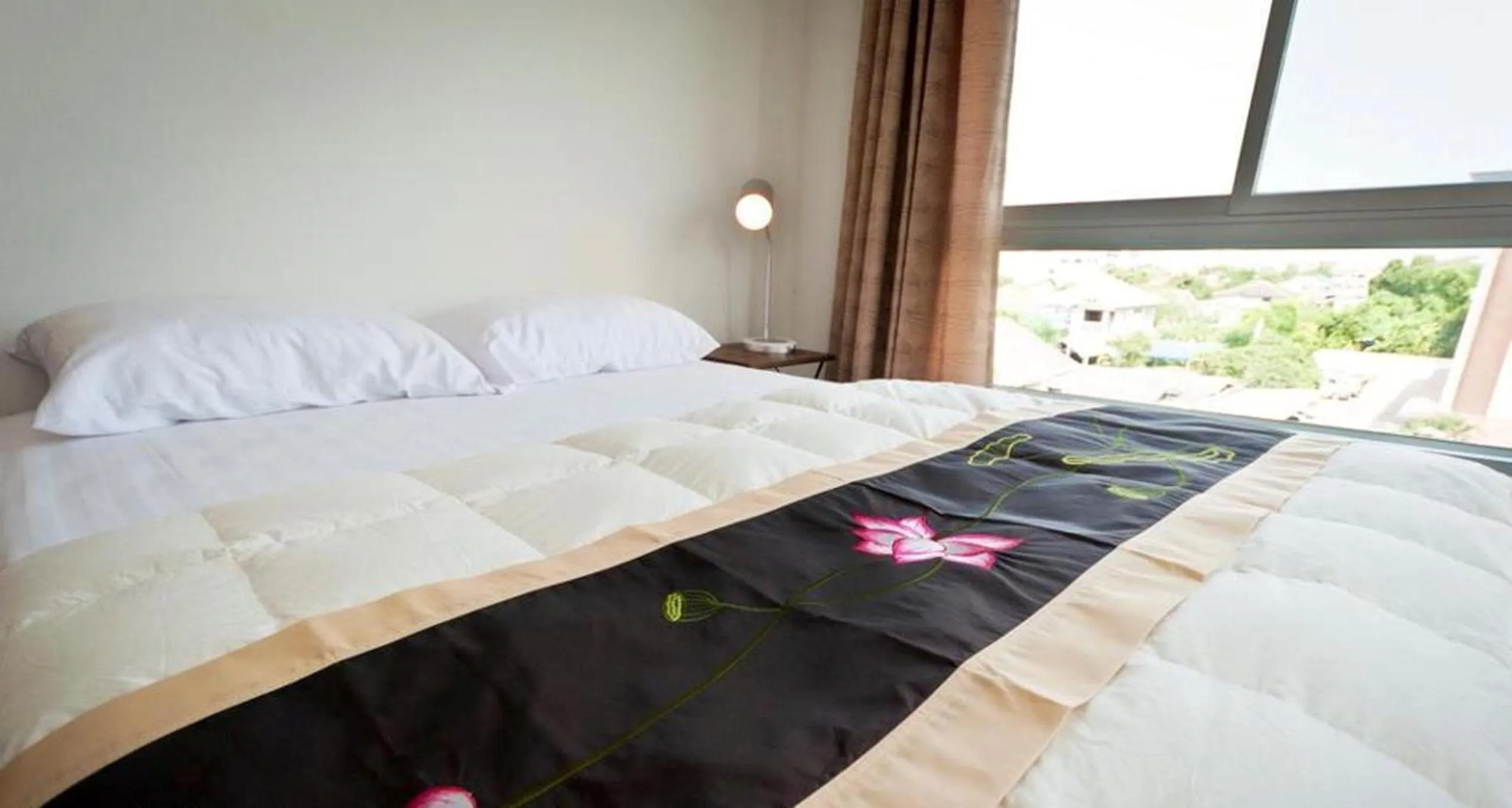 Bed in The Meet Green Apartment