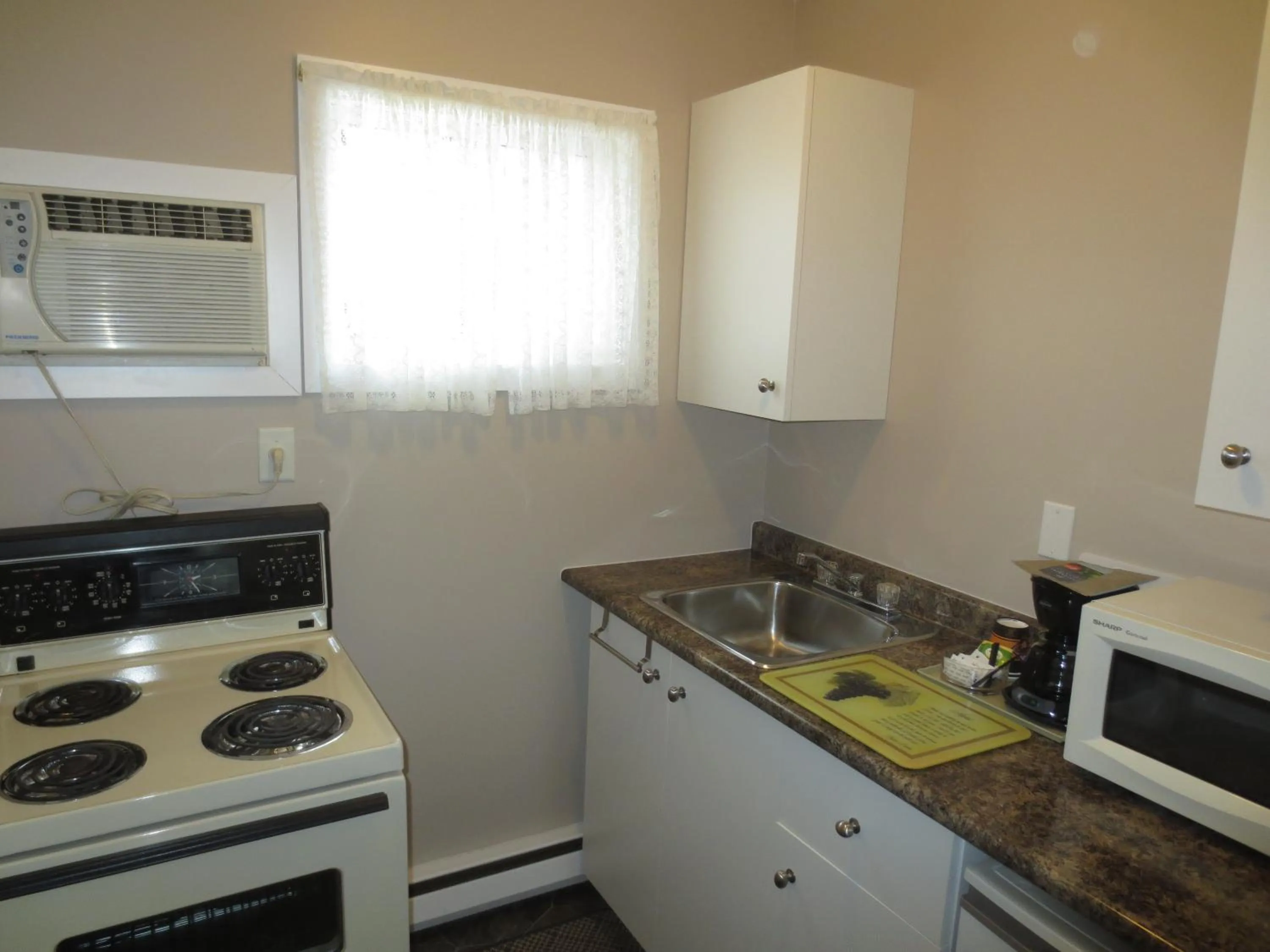 Kitchen or kitchenette in Overlander Motel
