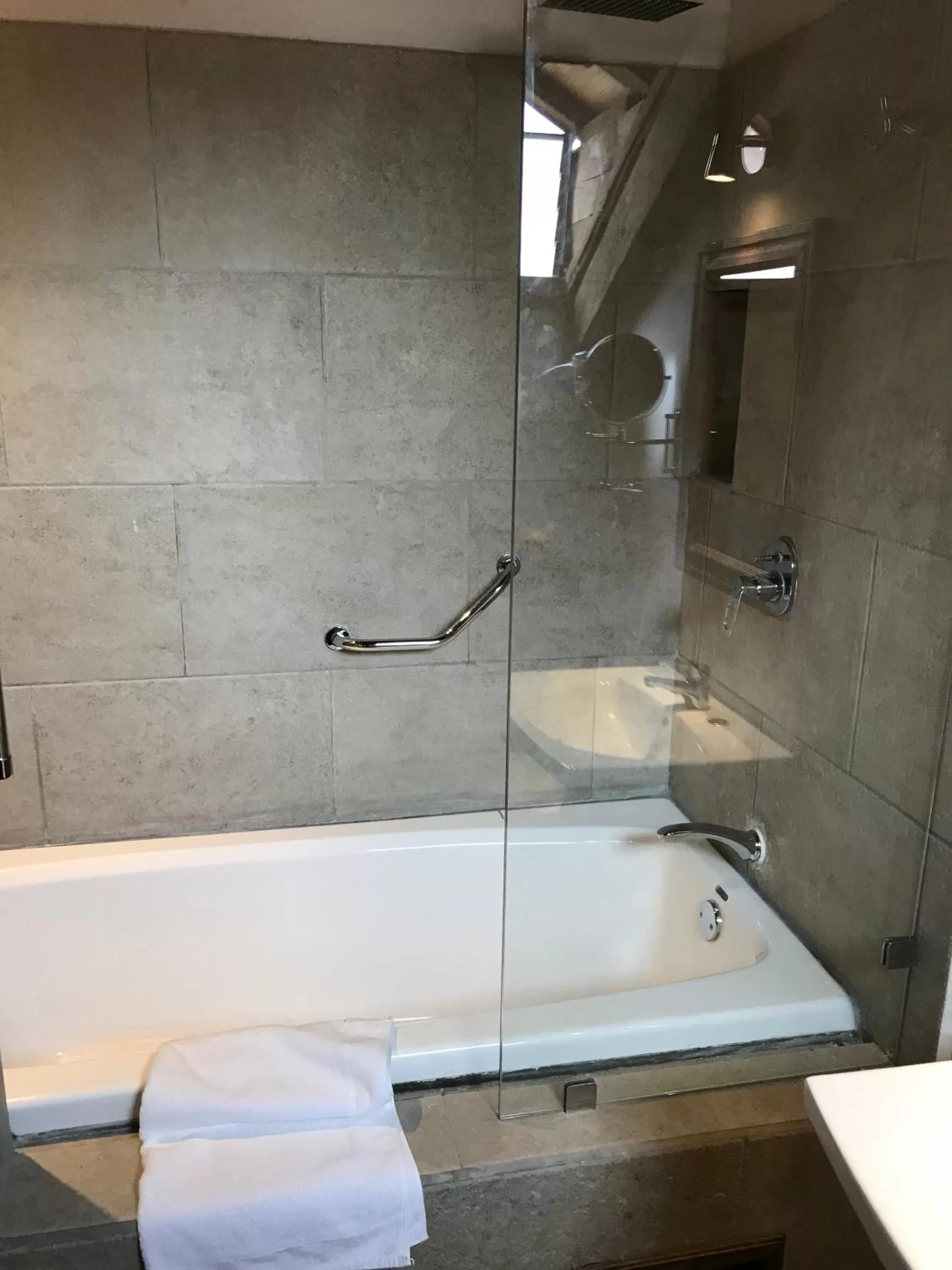 Shower in Hotel Grand Maria