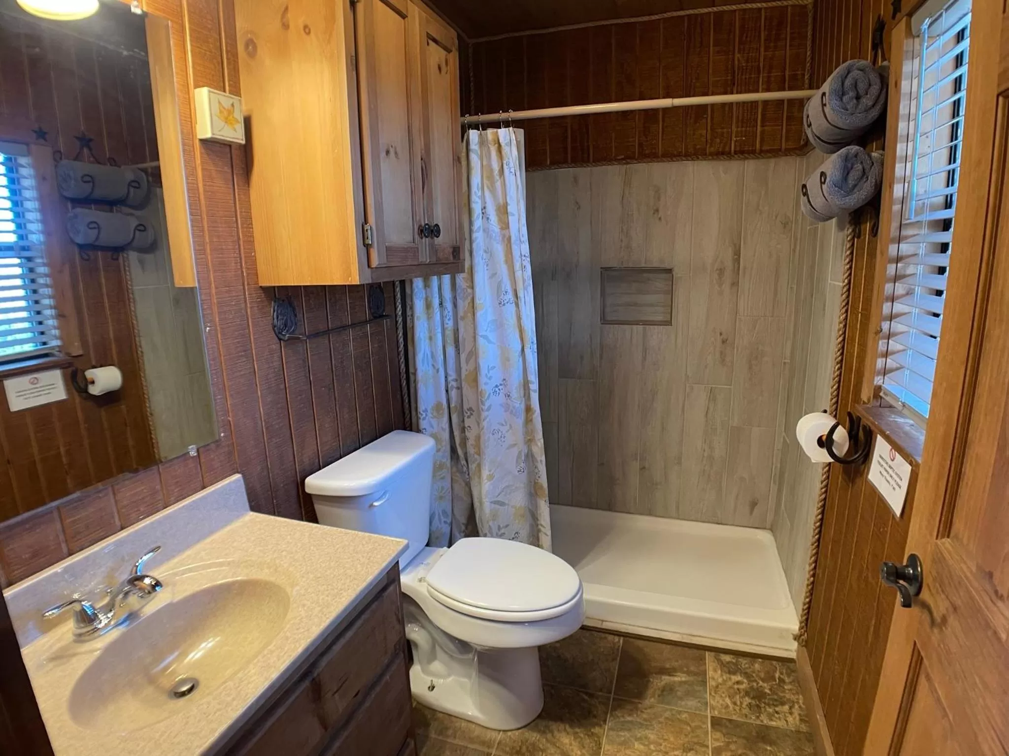 Bathroom in Walnut Canyon Cabins
