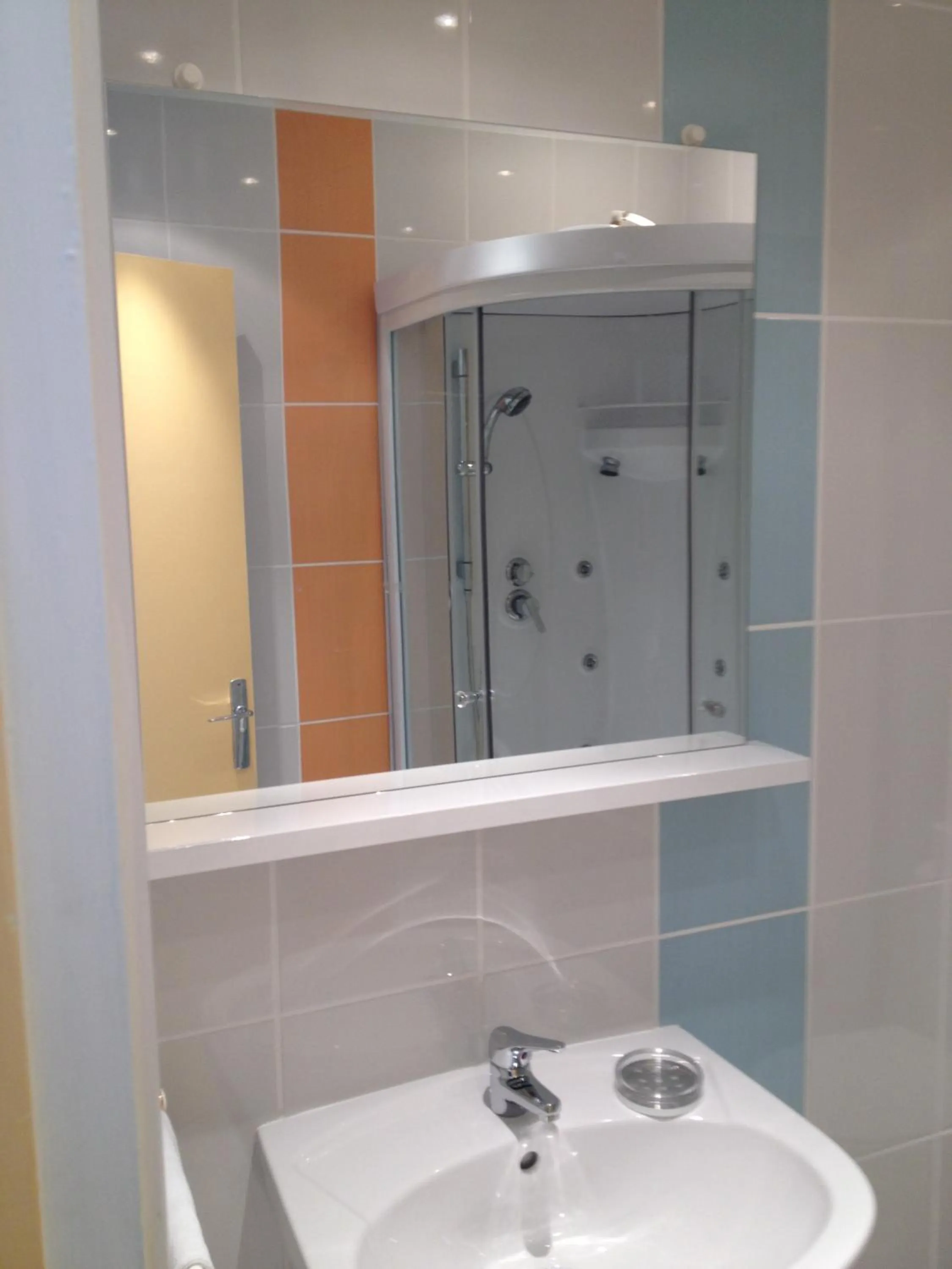 Bathroom in Hotel Couleurs Sud Centre-ville Gare Charleville-Mézières