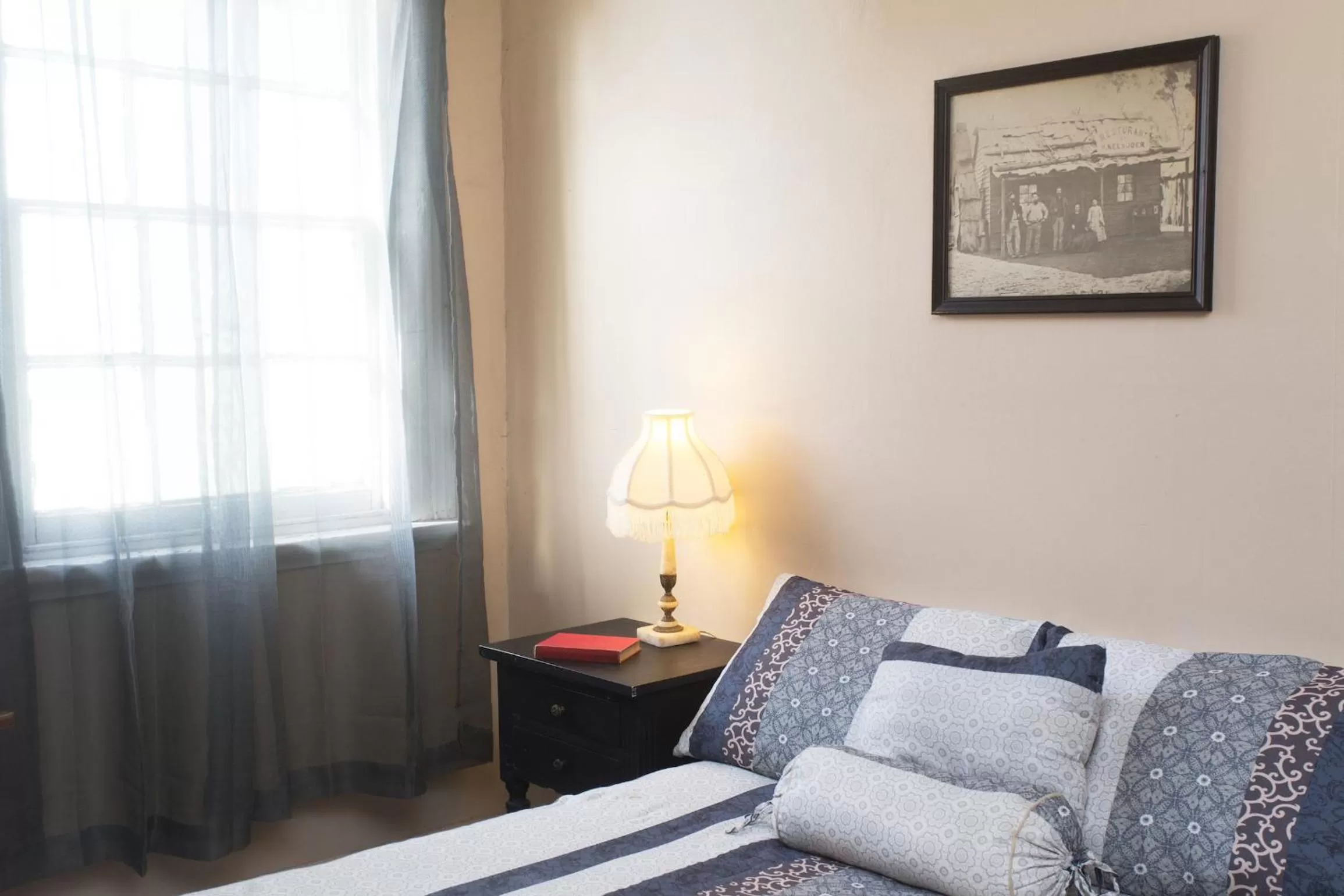 Bedroom in Southern Railway Hotel Goulburn