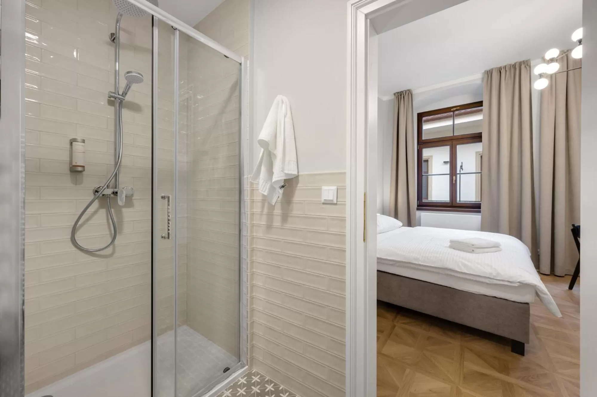 Shower, Bed in Palace Apartments