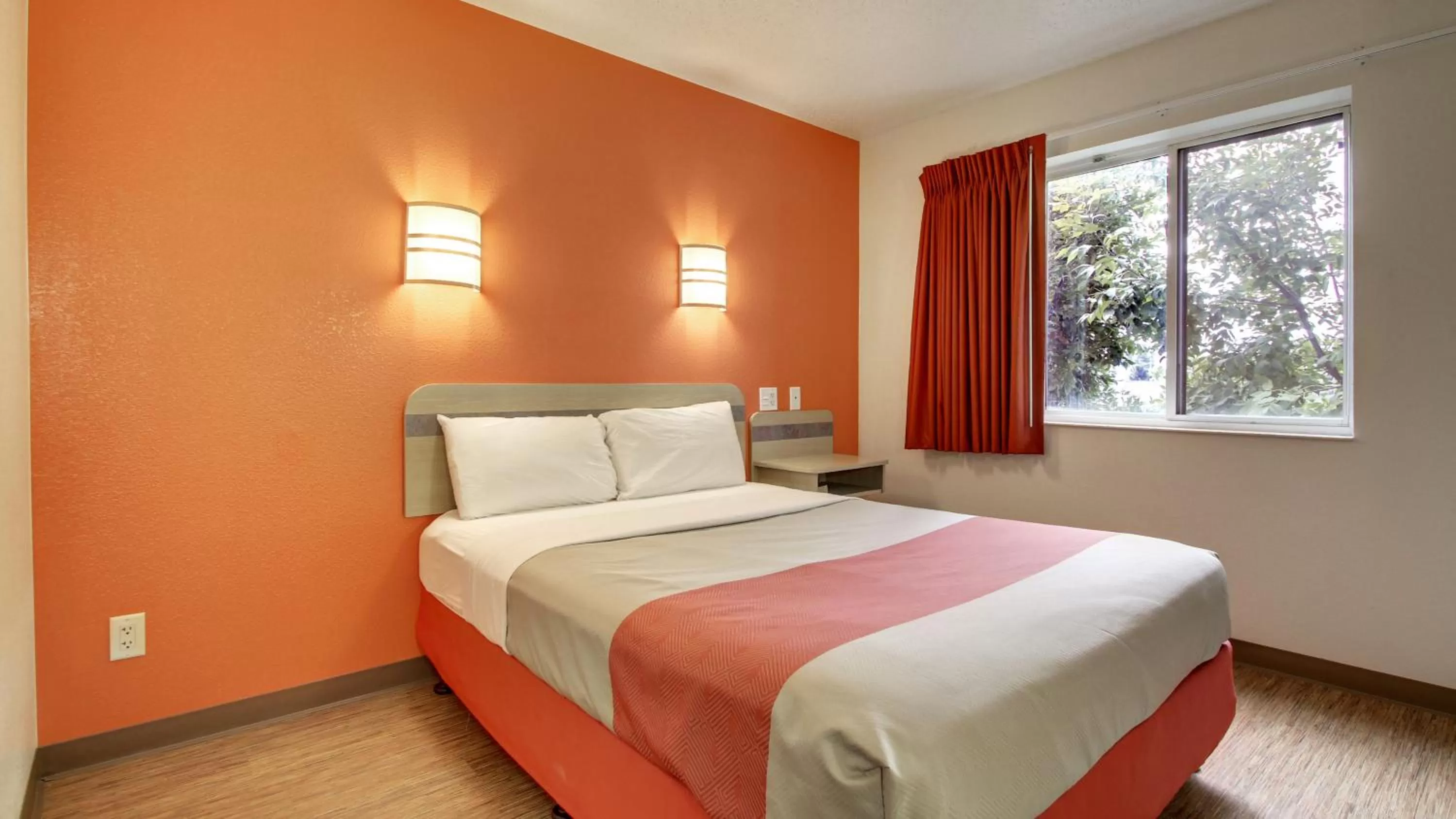 Bedroom, Bed in Motel 6-Springfield, IL I-55 I-72