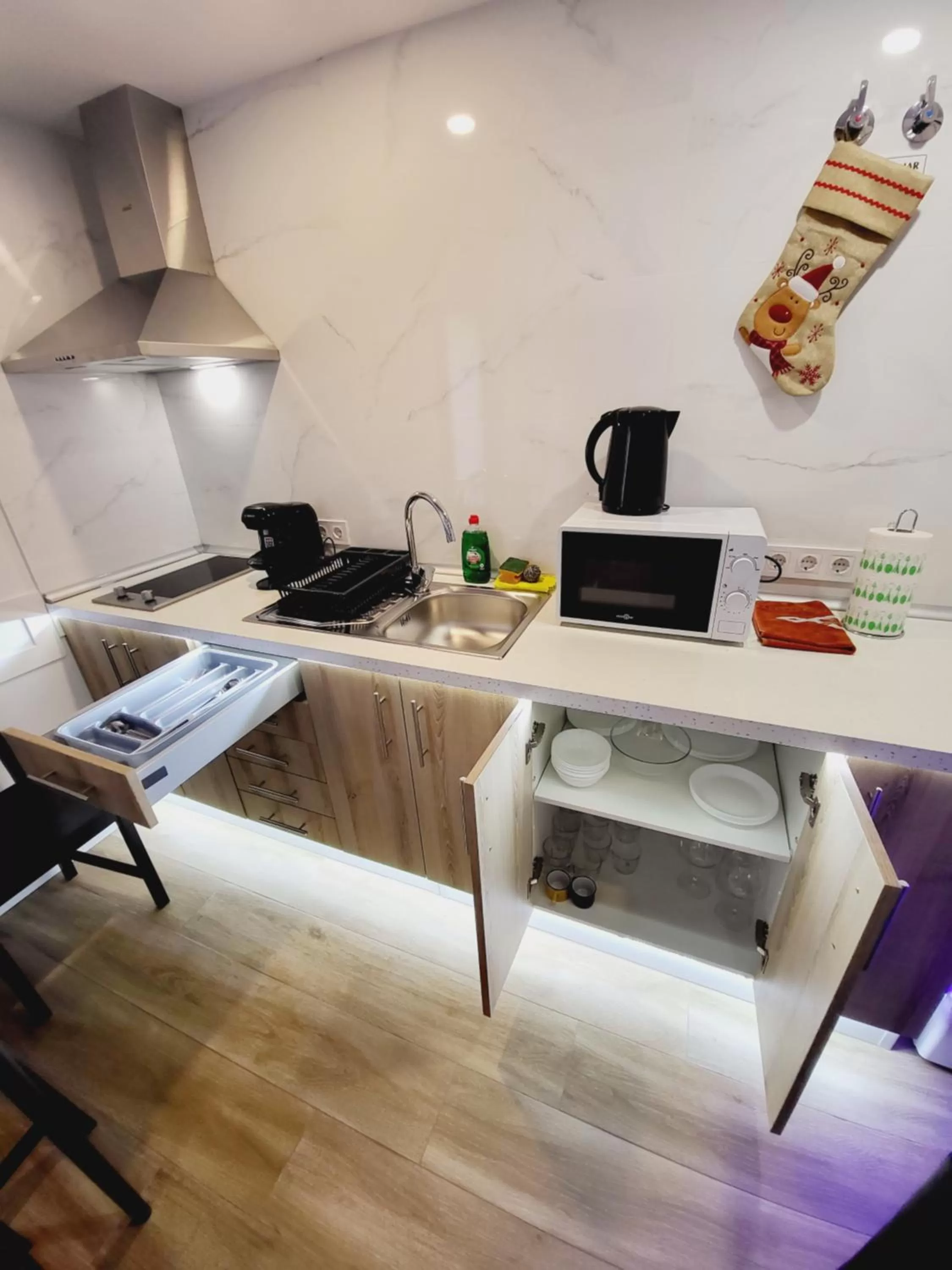 Coffee/tea facilities in Carbonell 1