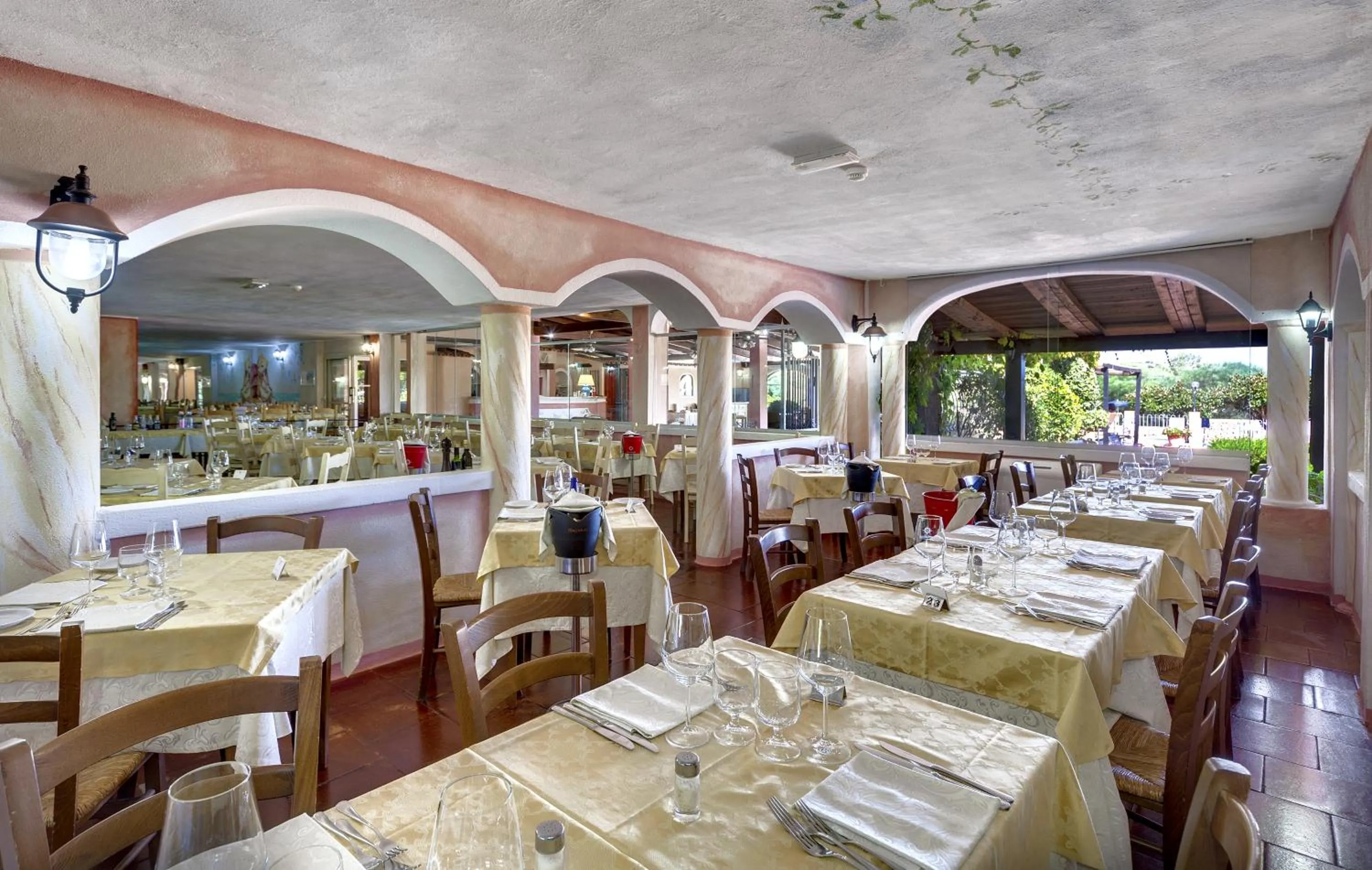 Restaurant/places to eat in Colonna Beach Hotel Marinella