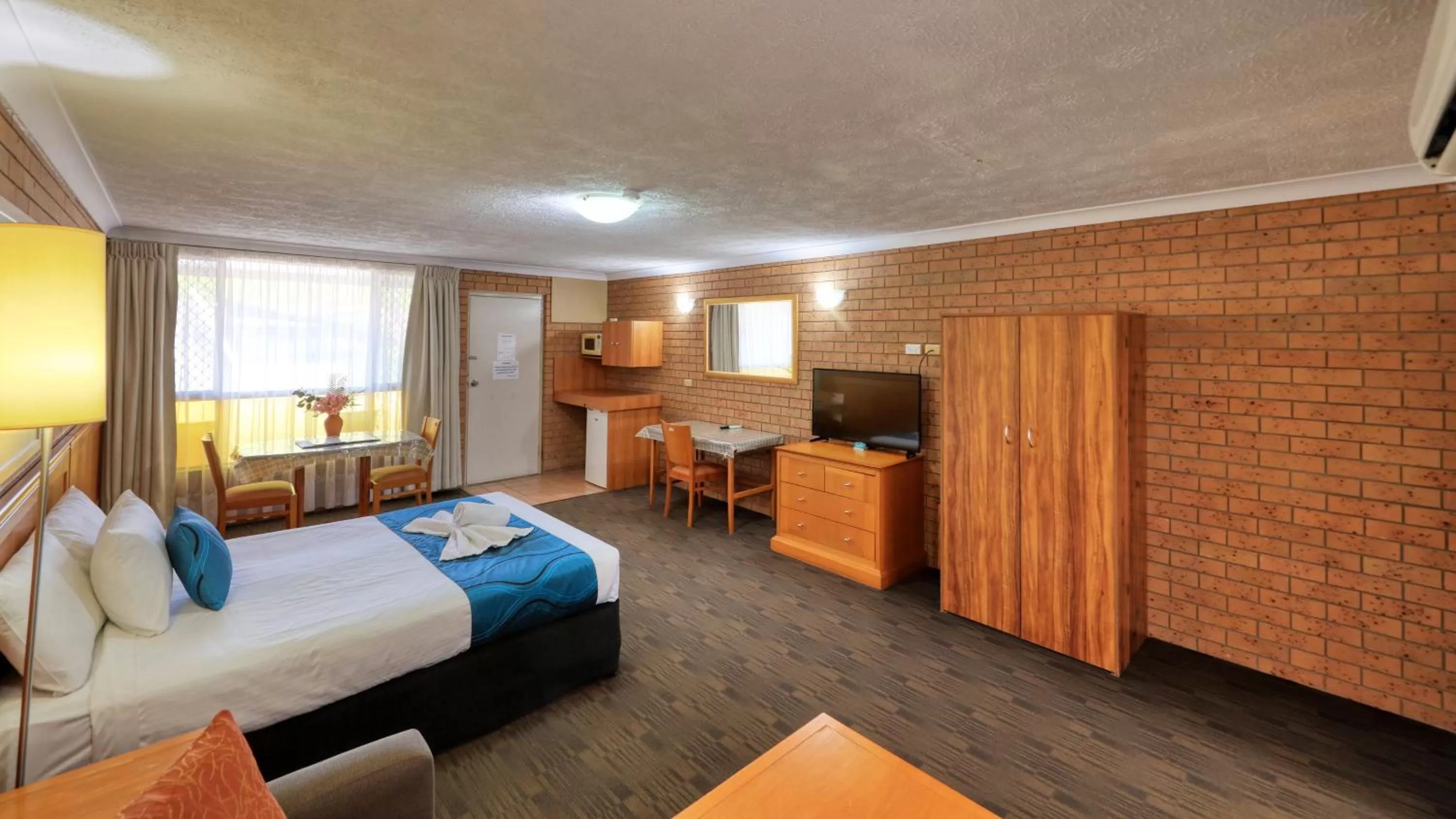 Bed in James Street Motor Inn