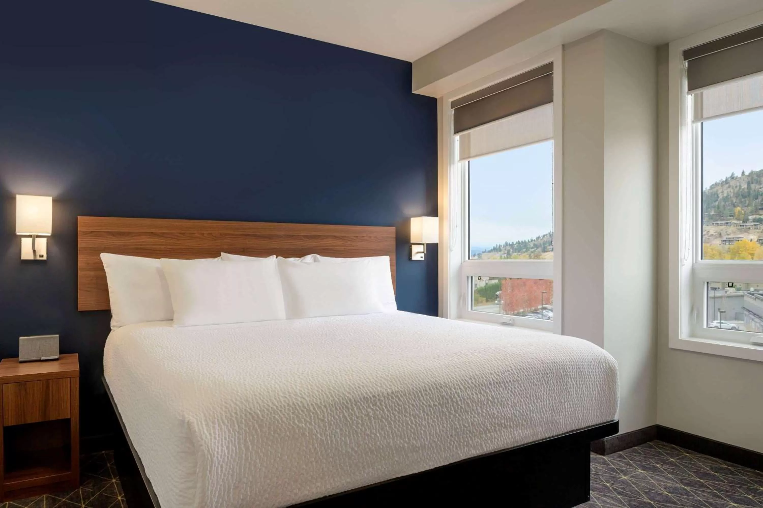 Photo of the whole room, Bed in Microtel Inn & Suites by Wyndham Kelowna