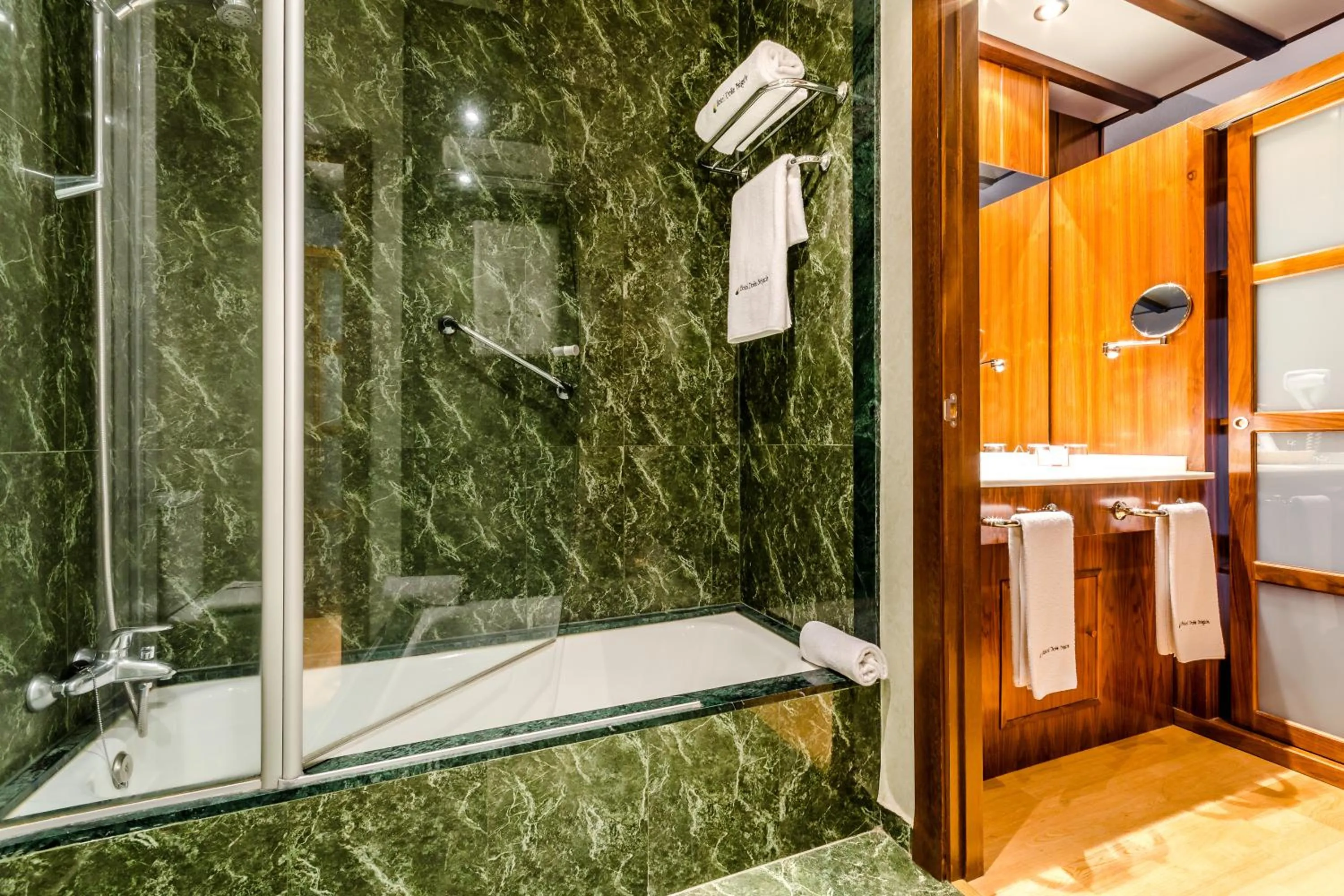Bathroom in Hotel Doña Brígida – Salamanca Forum