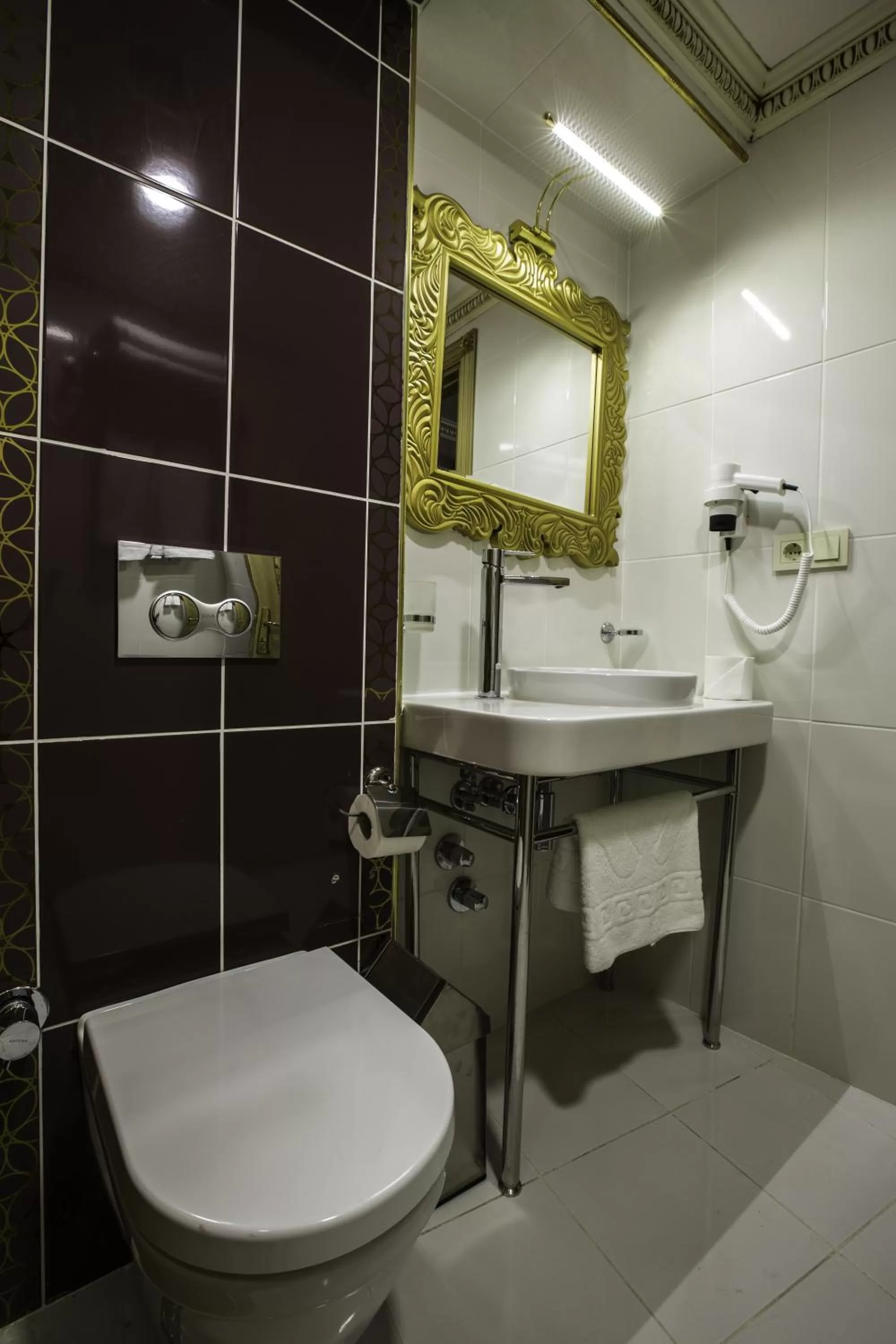 Bathroom in Empire Suite Hotel