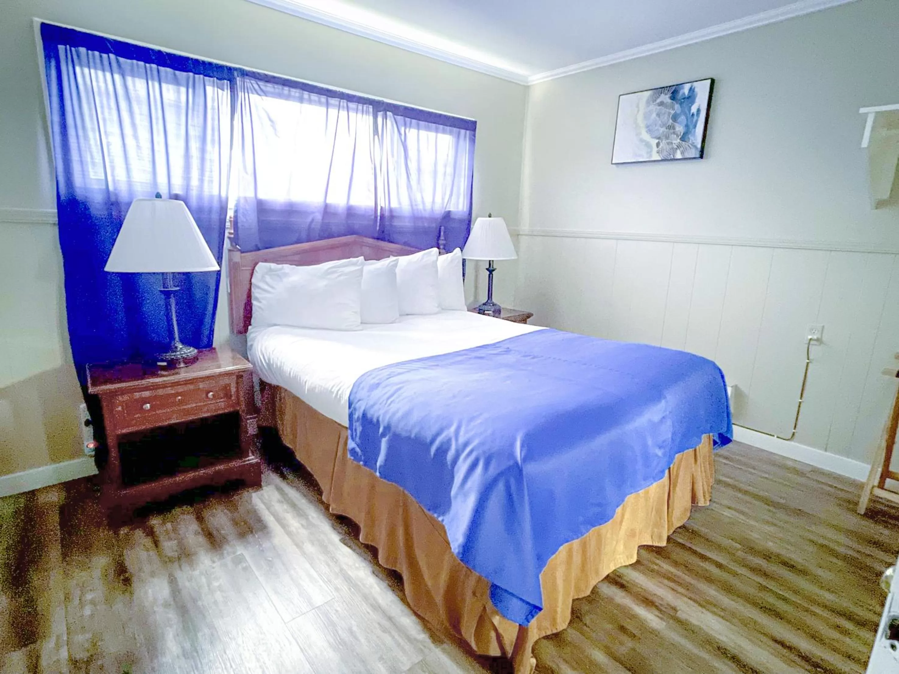 Bed in Omeo Suites Glass Beach