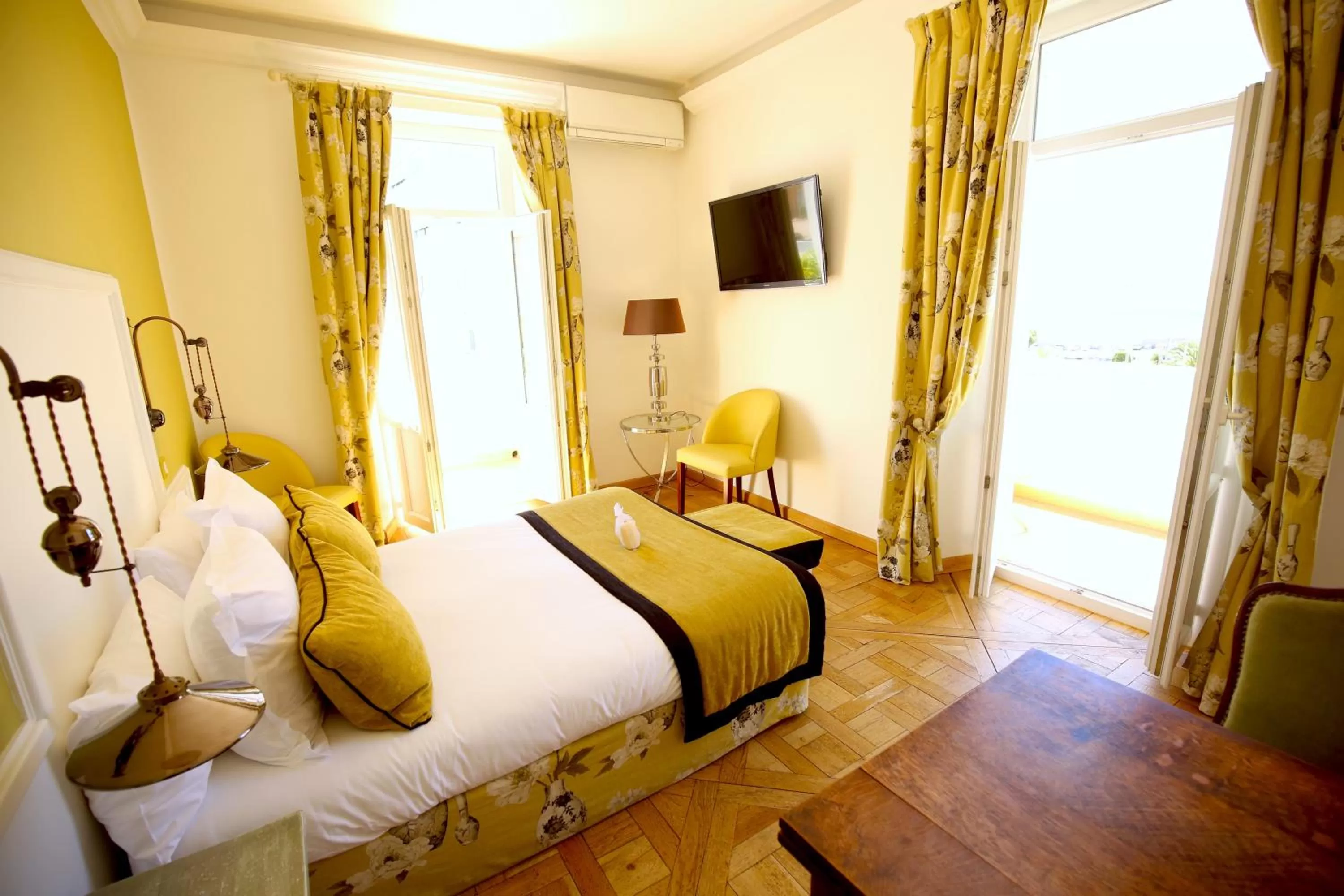 Photo of the whole room, Bed in Hotel Royal Bon Repos