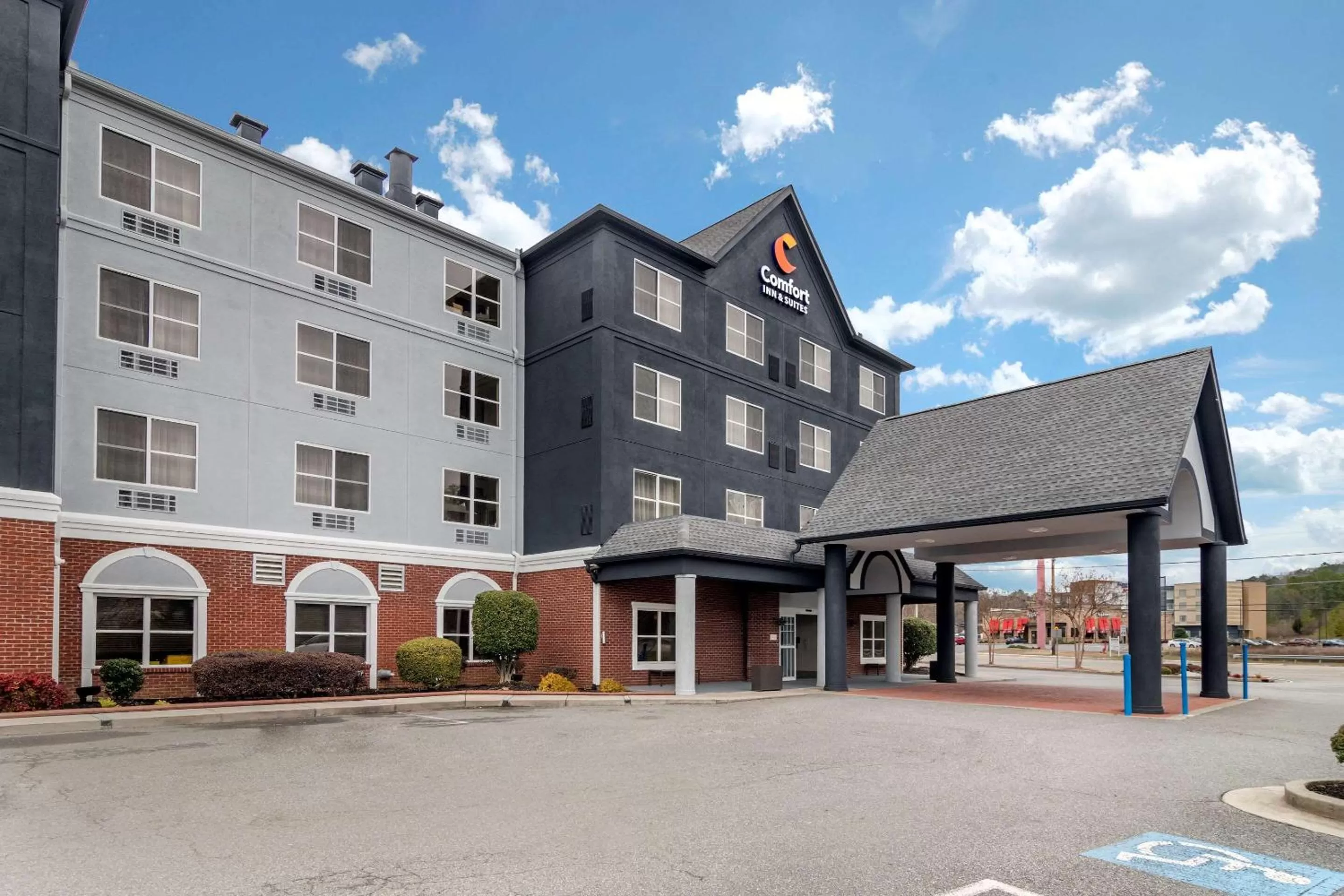 Property building in Comfort Inn & Suites Calhoun South