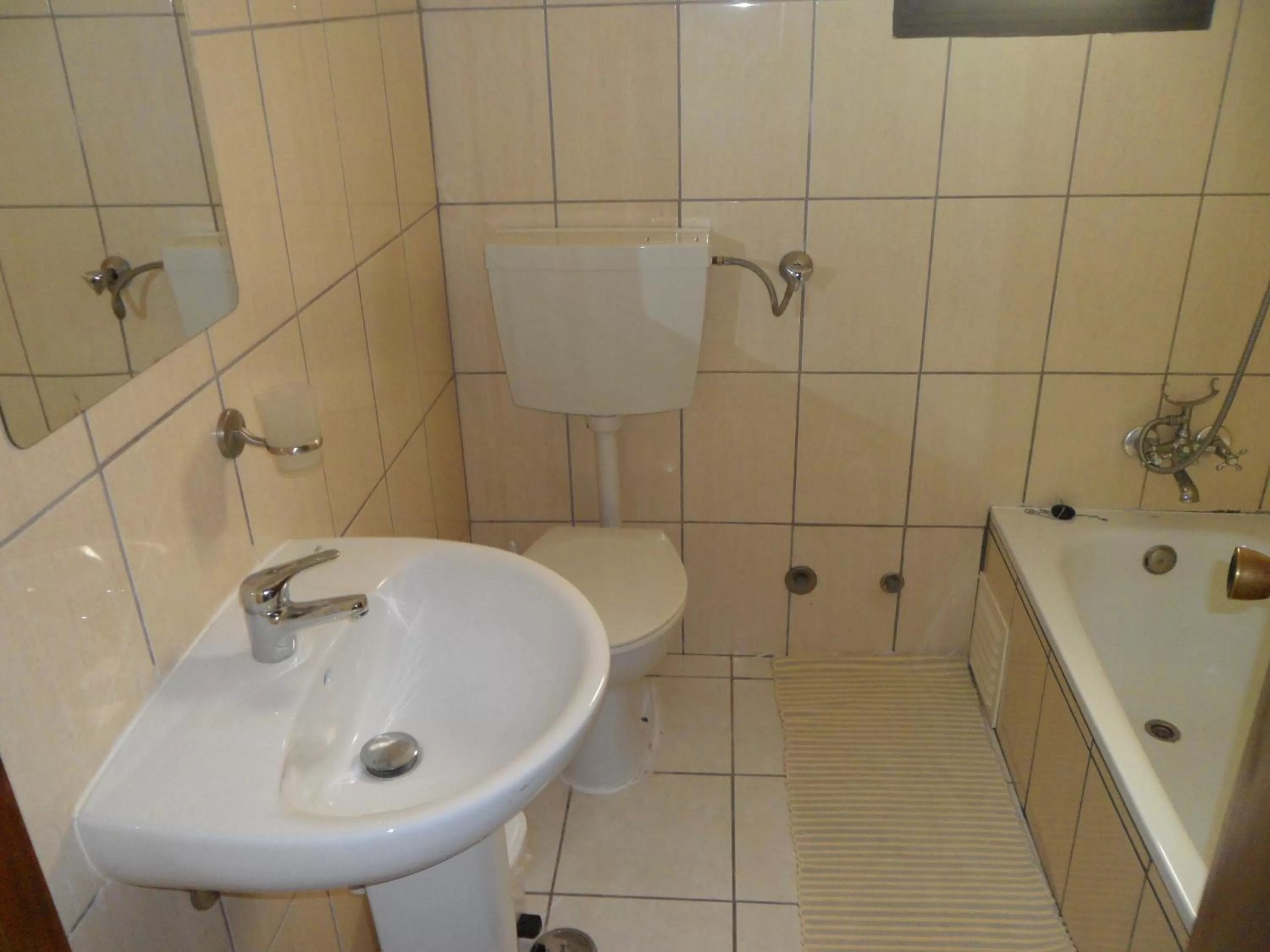 Bathroom in Albufeira Jardim by Umbral