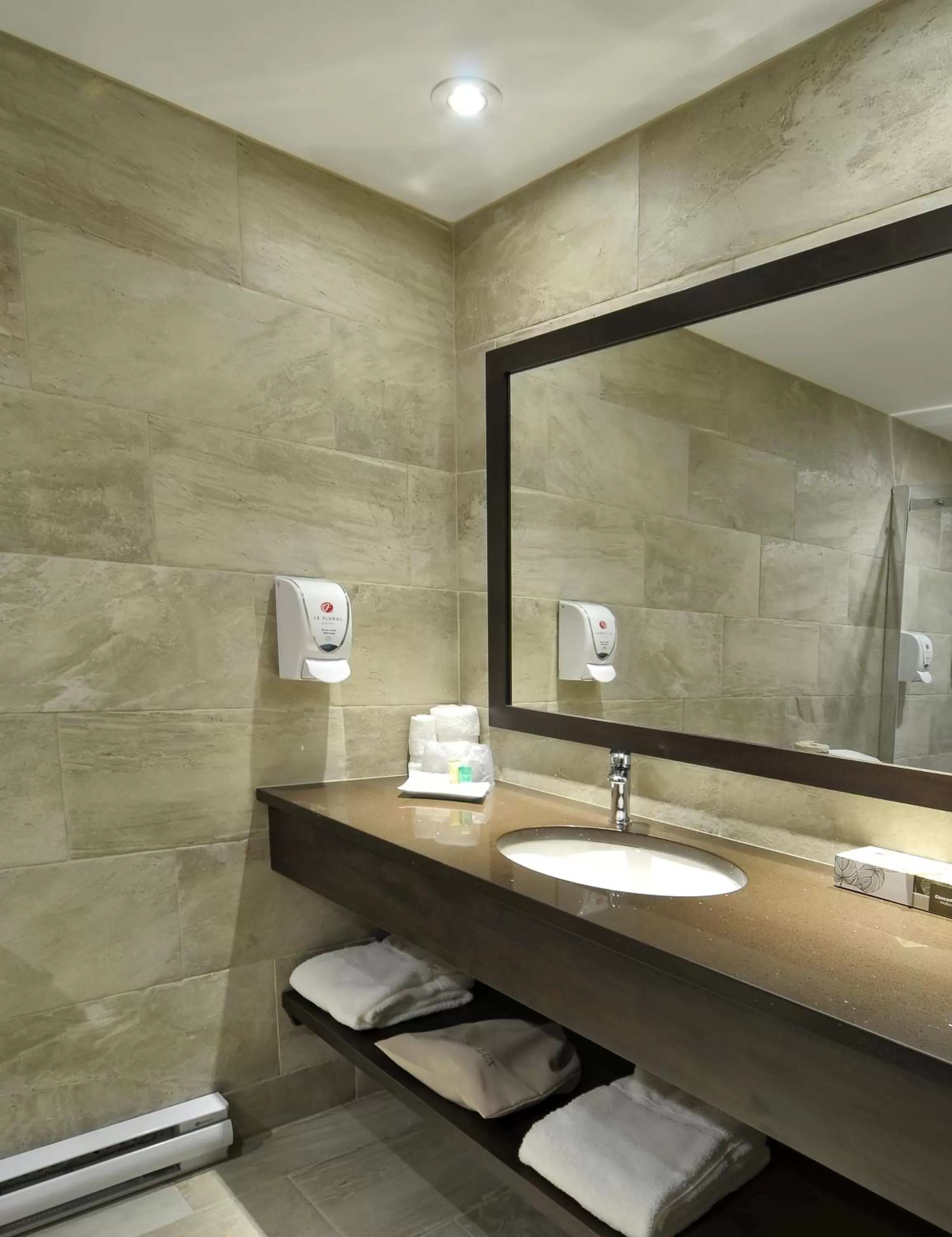 Bathroom in Hôtel Le Floral