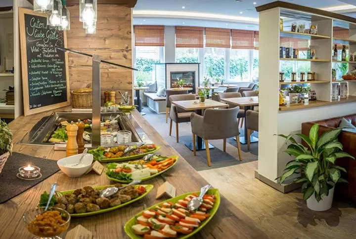 Buffet breakfast in BE BIO Hotel be active - Nähe historischer Hafen