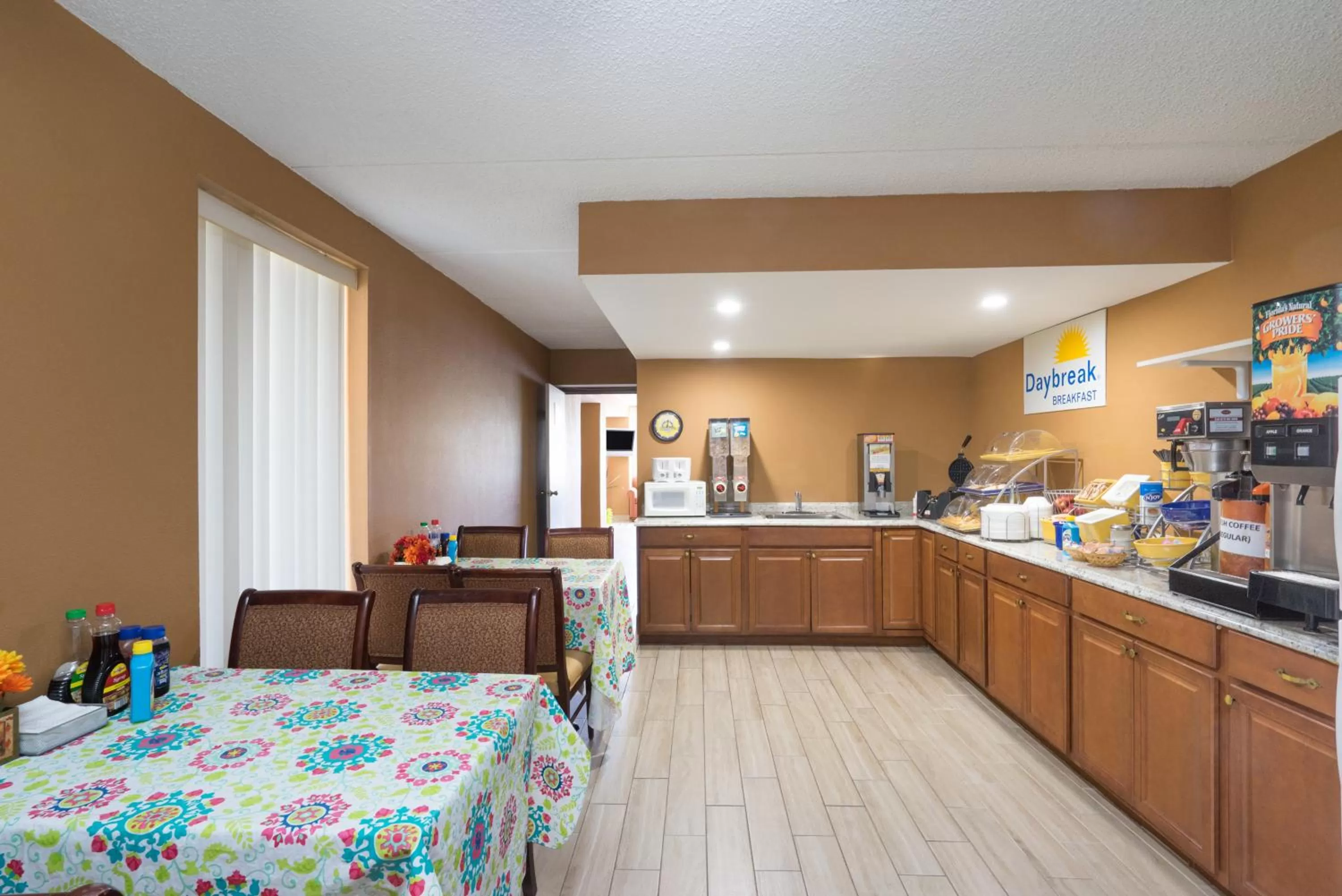 Breakfast, Bed in Days Inn by Wyndham Hurricane Mills