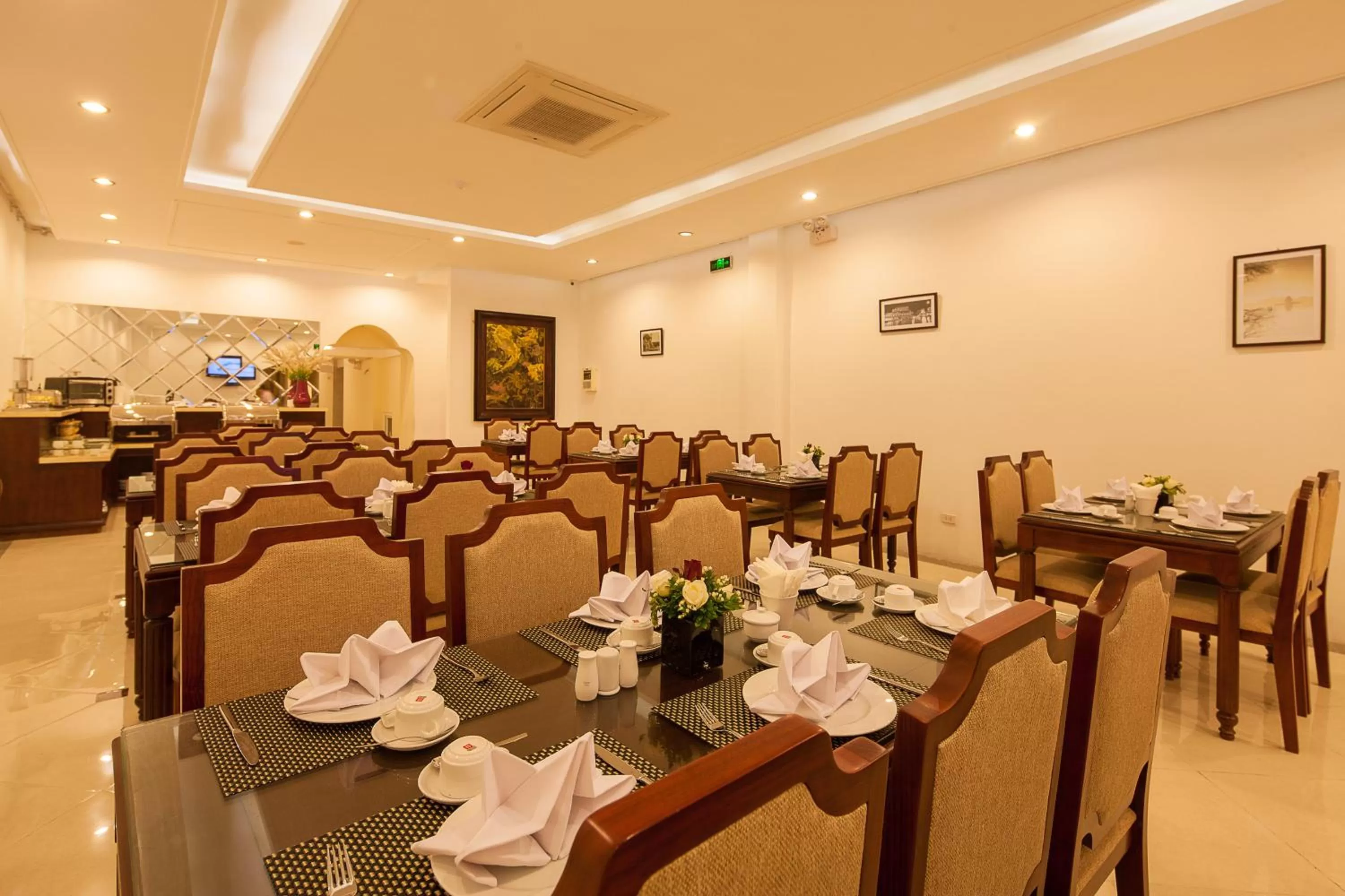 Restaurant/places to eat in La Palm Hotel