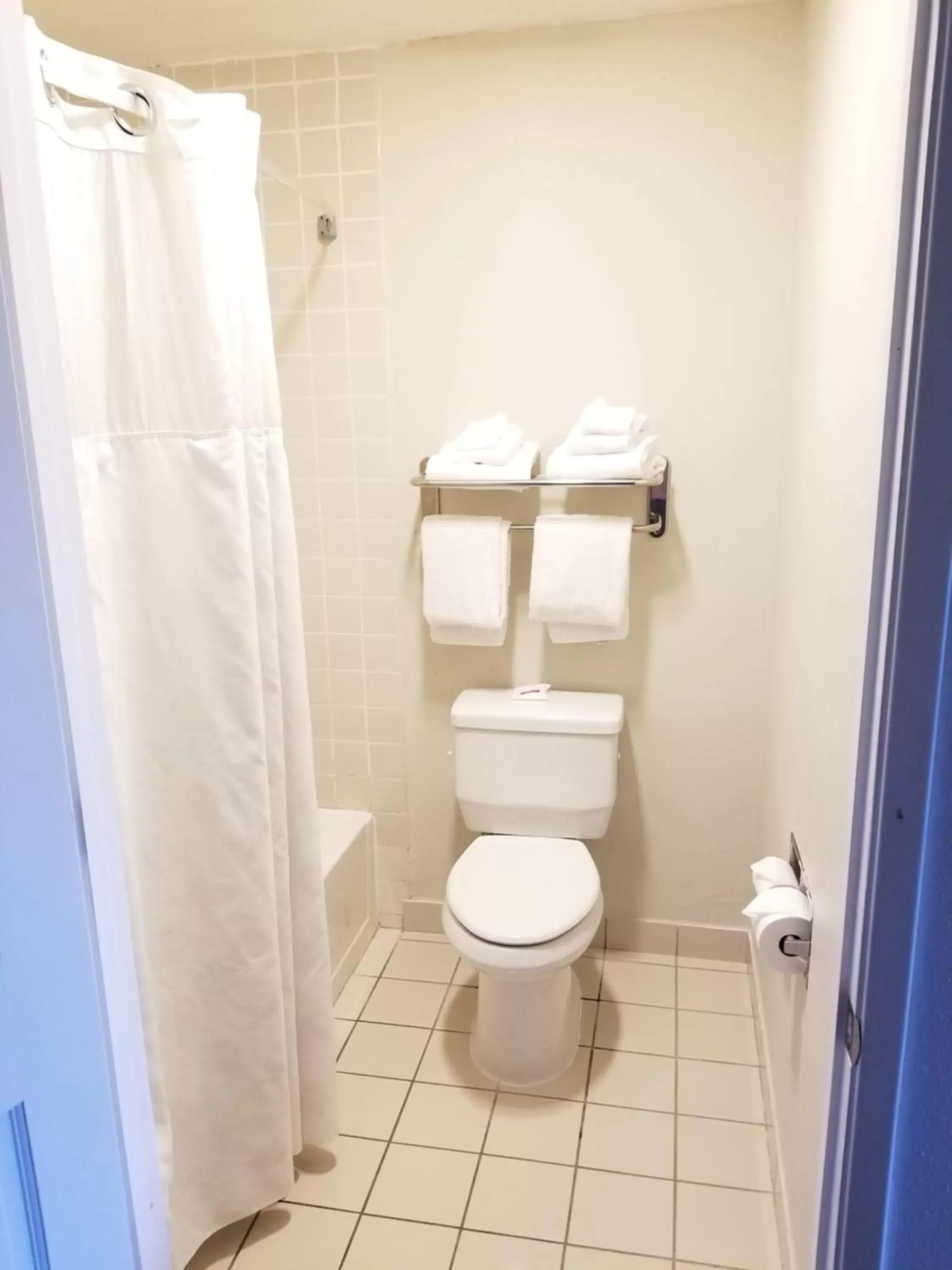 Queen Room with Two Queen Beds - Non-Smoking in Ramada by Wyndham Oceanside Queen Room with Two Queen Beds - Non-Smoking in Ramada by Wyndham Oceanside