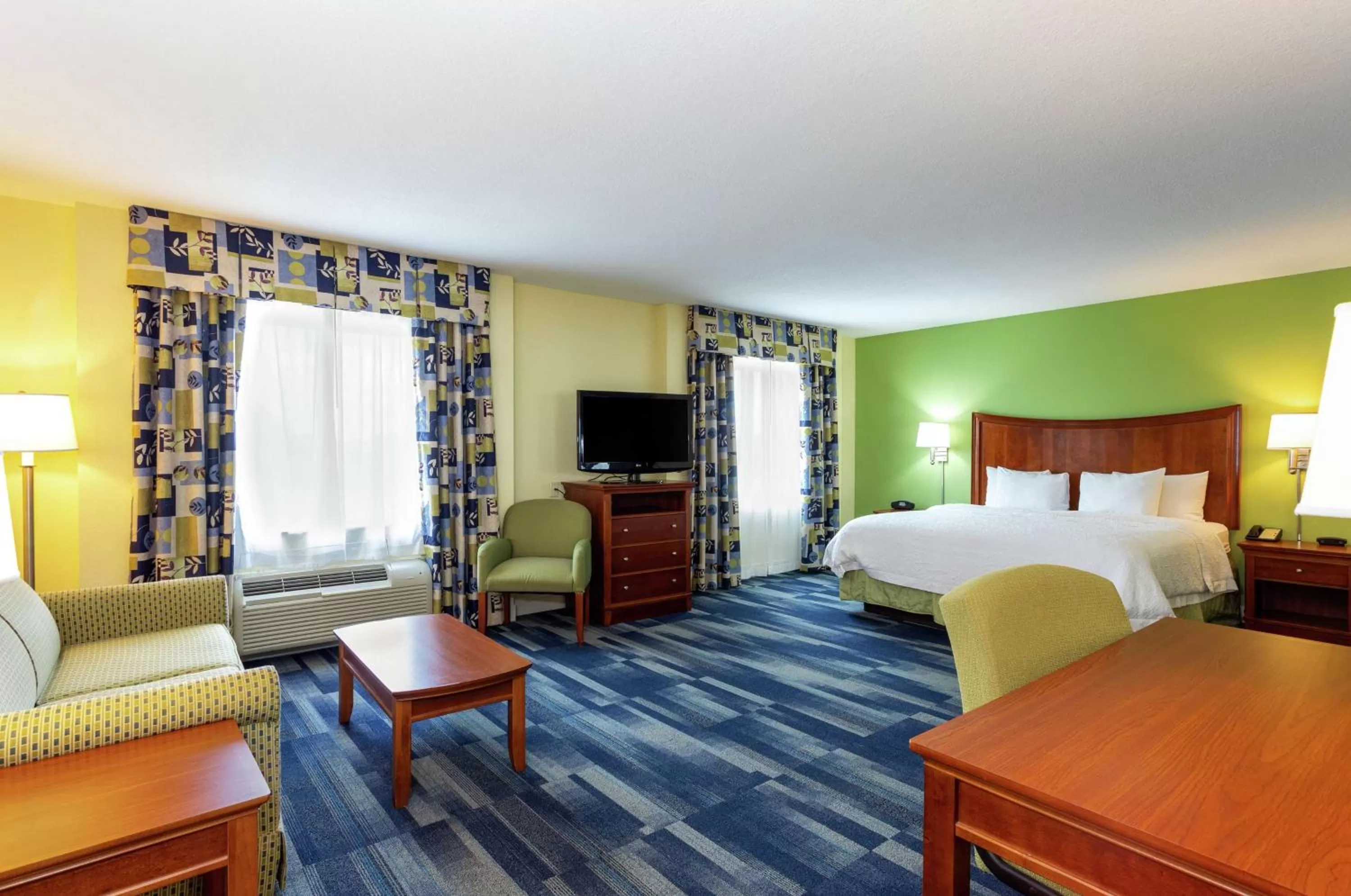 Bedroom, Bed in Hampton Inn & Suites - Fort Pierce