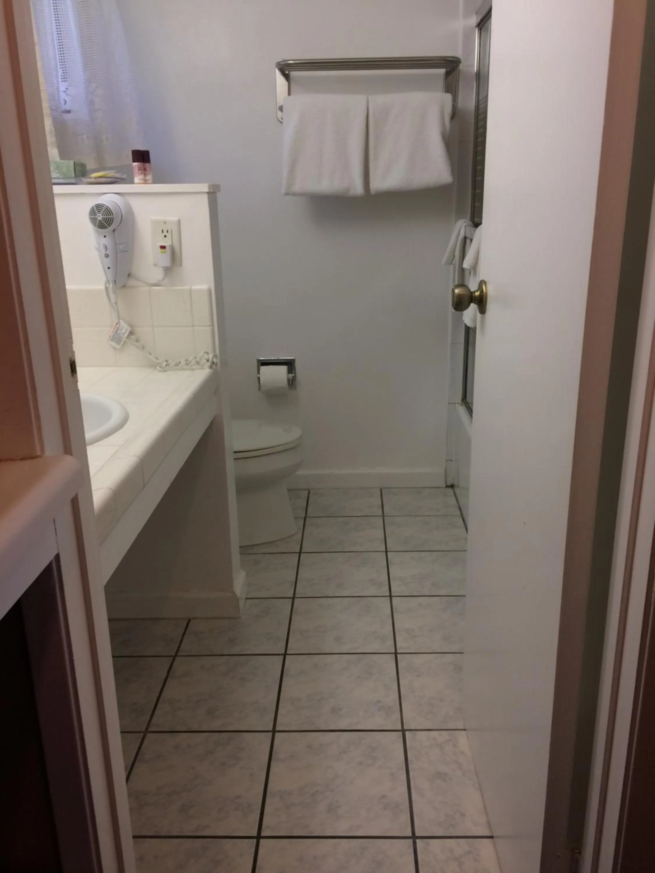 Bathroom in Oak Motel