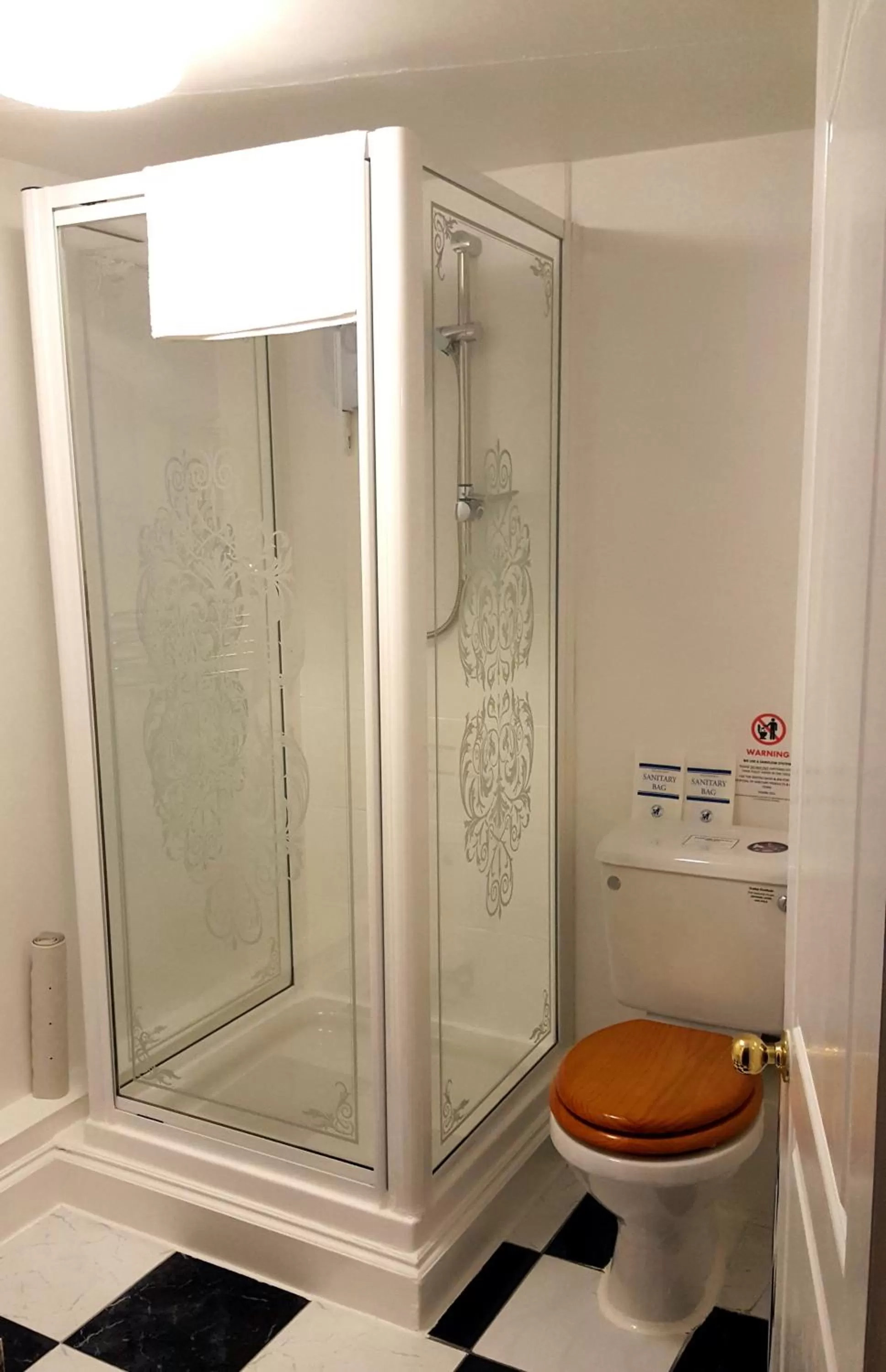 Shower in Robin 7 Lodge City Centre