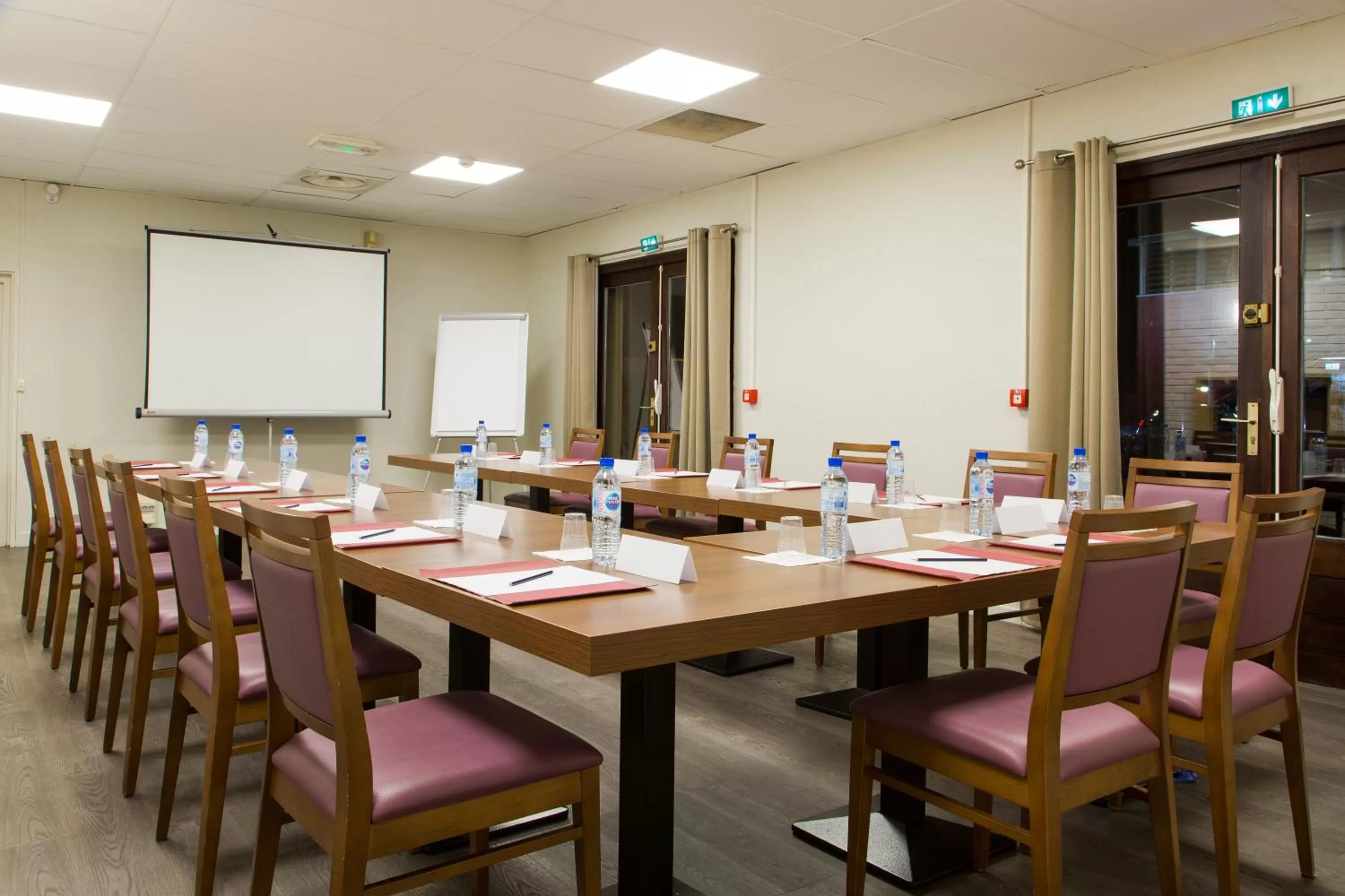 Business facilities in Comfort Hotel Etampes