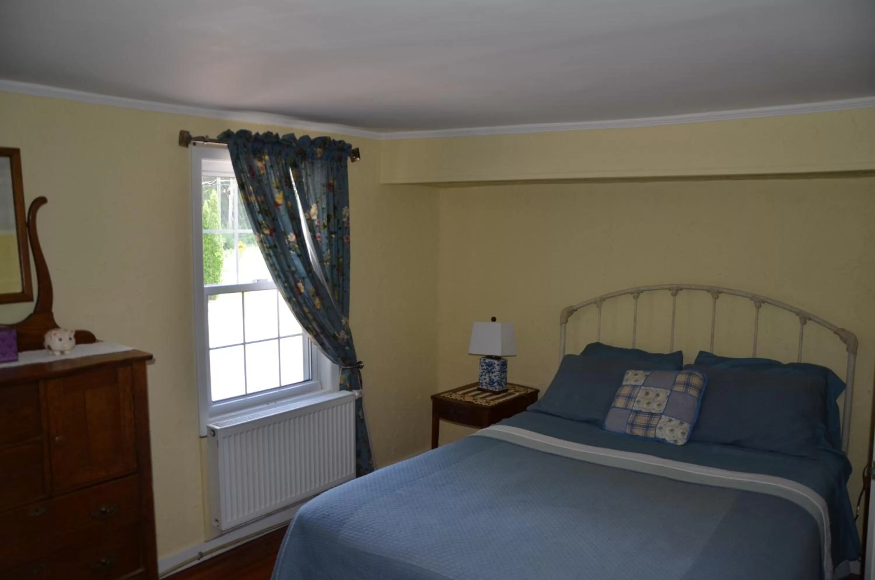 Day, Bed in Cornwall Inn