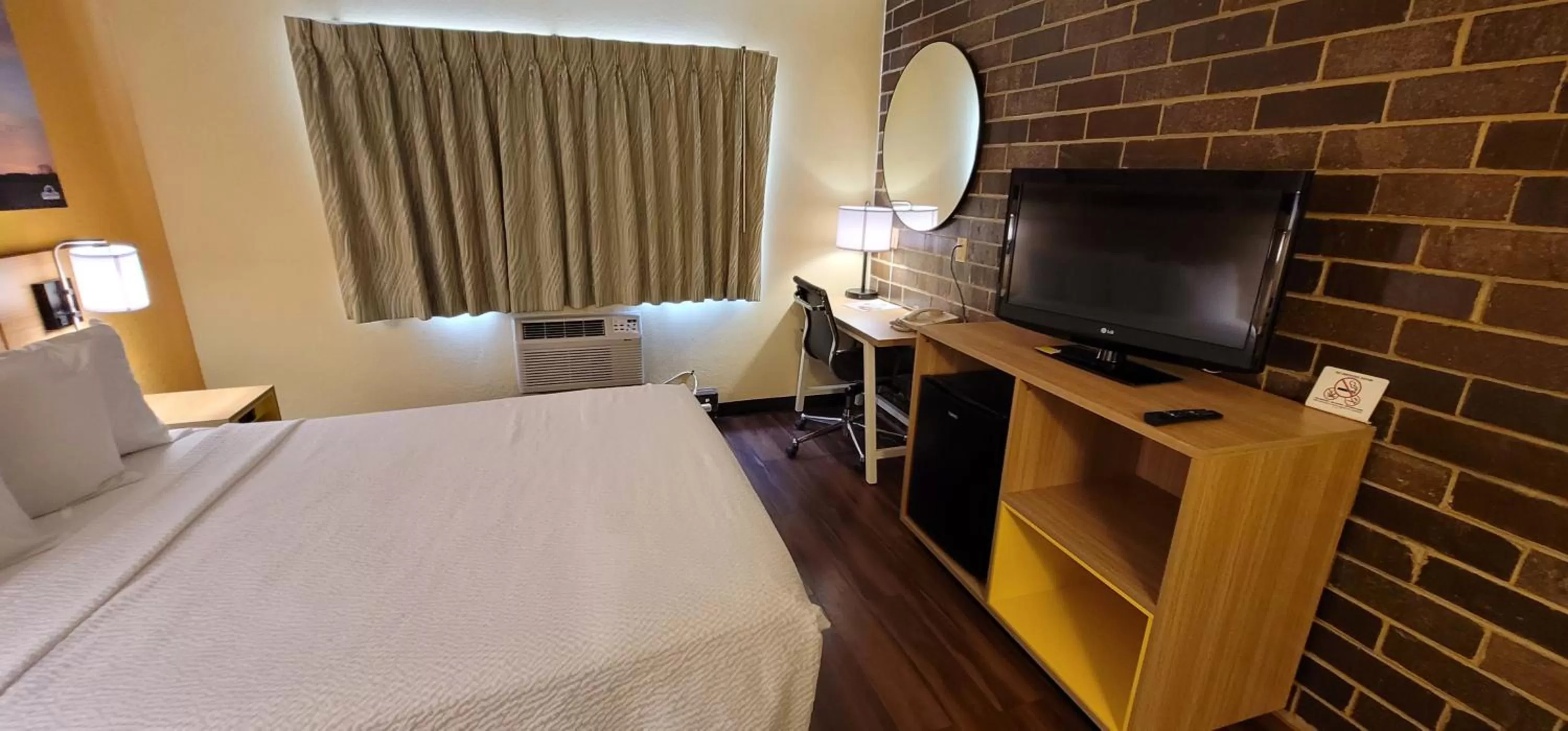 Bedroom, Bed in Days Inn by Wyndham Rockford I-90 Walking Distance to Casino