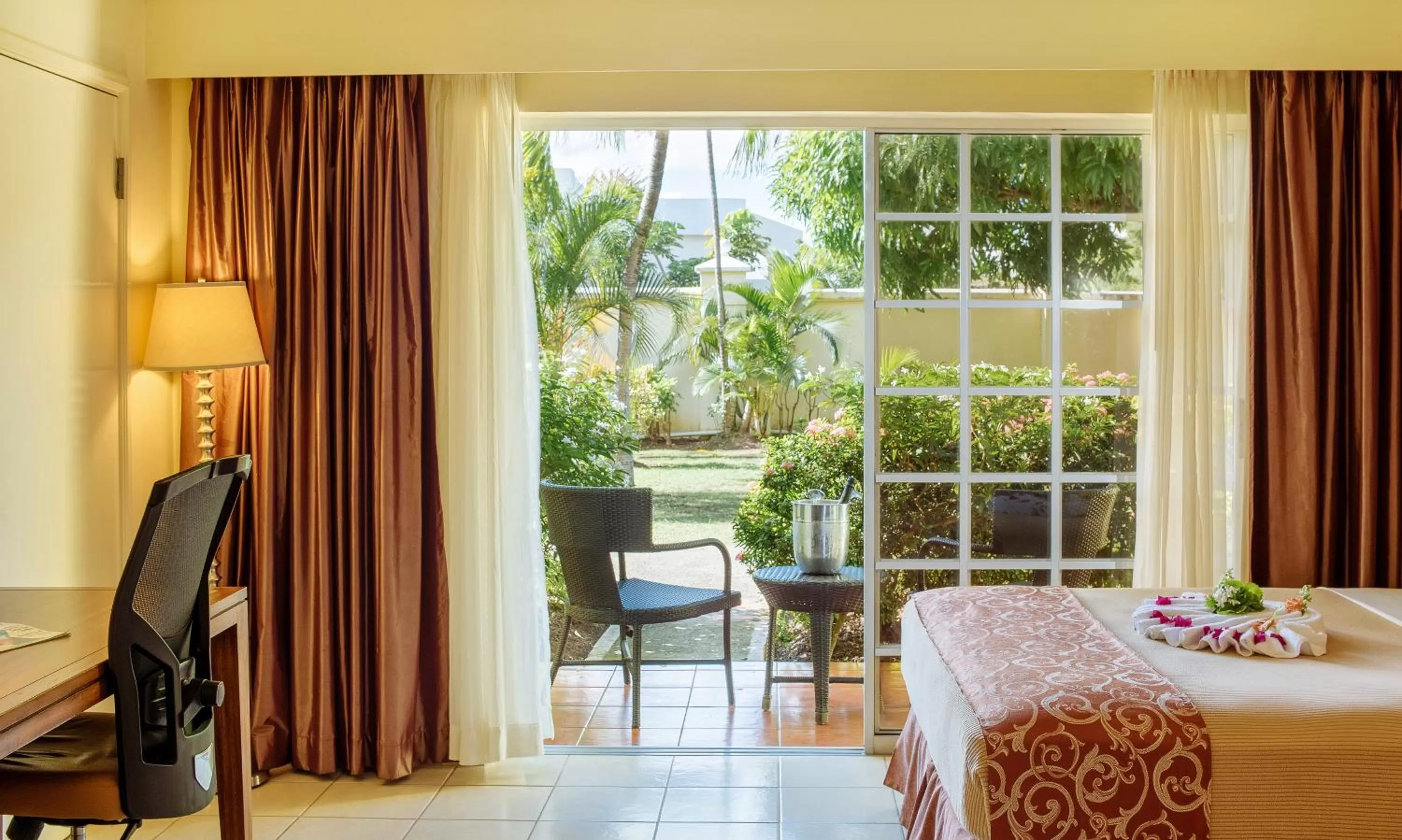 Garden view, Bed in Bay Gardens Hotel