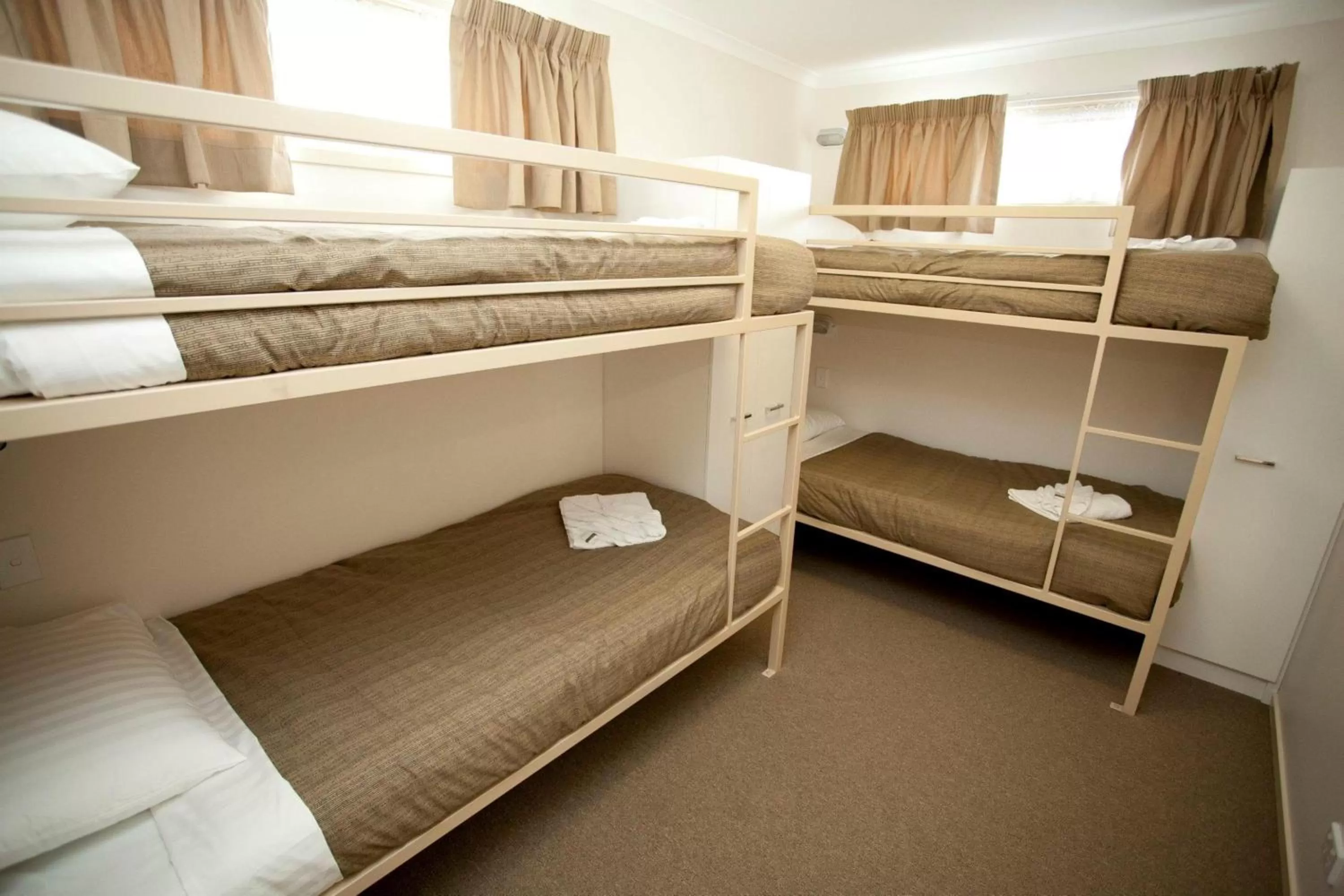 Bedroom, Bed in Alivio Tourist Park Canberra