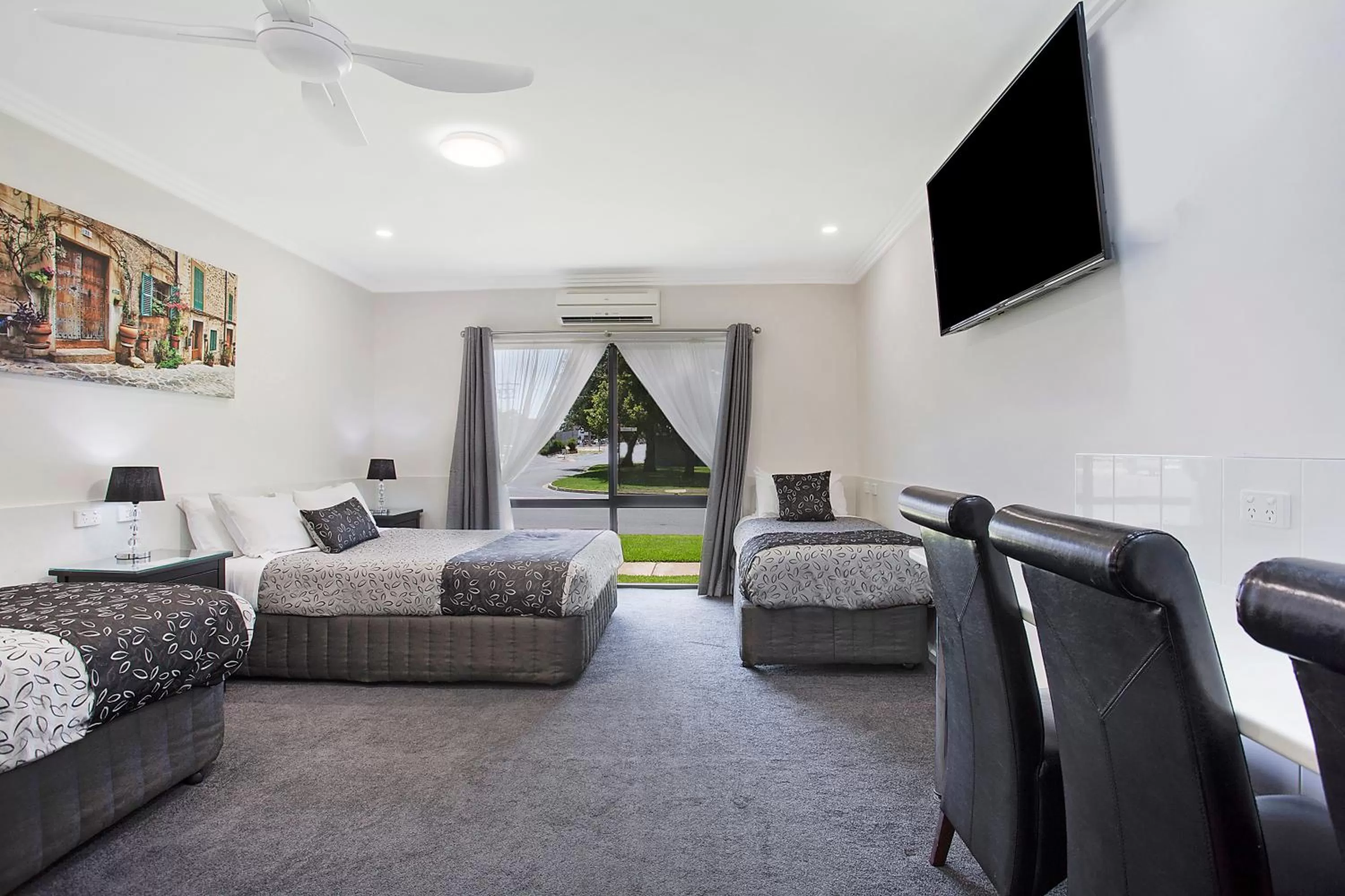 Bed in Comfort Inn May Park