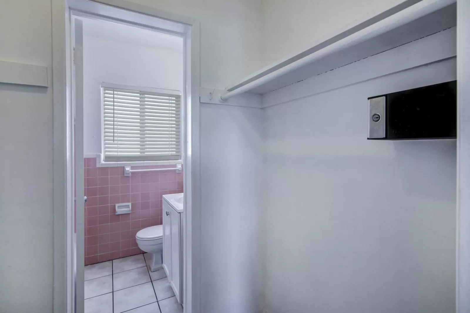 Bathroom in Blue Strawberry by the Sea