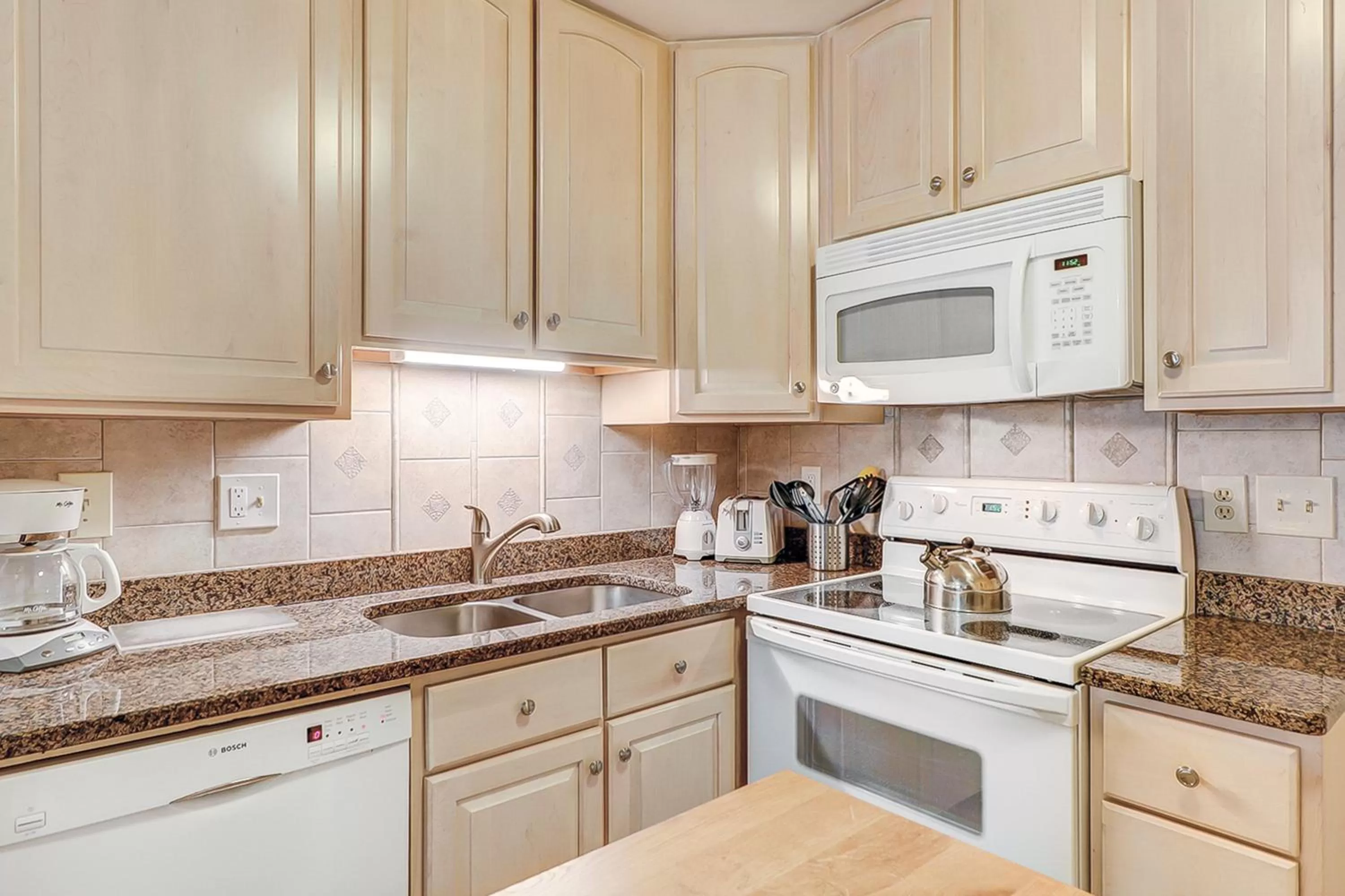 Kitchen/Kitchenette in Fiddlers Cove 22J