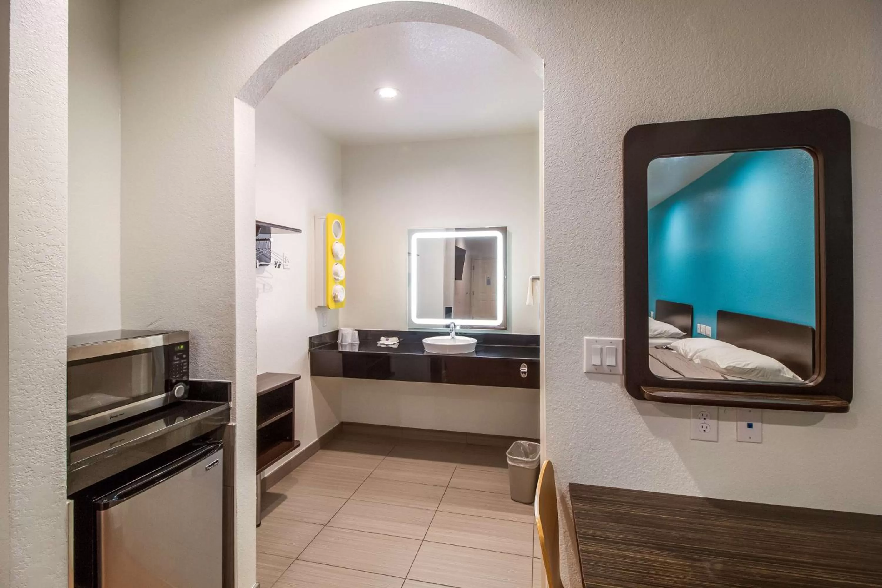 Bathroom, Bed in Motel 6-Houston, TX - North
